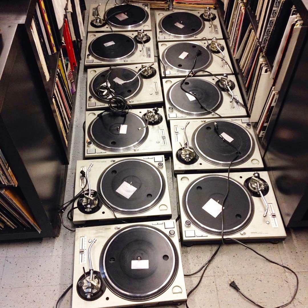ファンクマスター・フレックスのインスタグラム：「We getting ready for This Saturday! 6pm @sobsnyc !!! #StriclyVinyl !!!!! @kooldjredalert x @djchuckchillout x @funkflex on the set!! @mainsourceband x @xplargepro Reunion!!!! Hosted by @therealgrandmastercaz x @originaldjjazzyjay x @joeconzo !!!!! Nothing but Throwbacks!!!!」