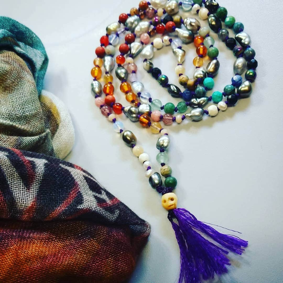 キャサリン ミッシェルさんのインスタグラム写真 - (キャサリン ミッシェルInstagram)「Flight essential's : a super soft scarf with a hint of cashmere and a rainbow mala with Tahitian pearls 🌈⭐ info@catherinemichiels.com #rainboweverything #rainbow #love #youknowyouwantit #handmadejewelry #aloha  #madeinhawaii #madewithaloha #colors #arcenciel #mala #meditate」3月22日 2時40分 - catherinemichiels