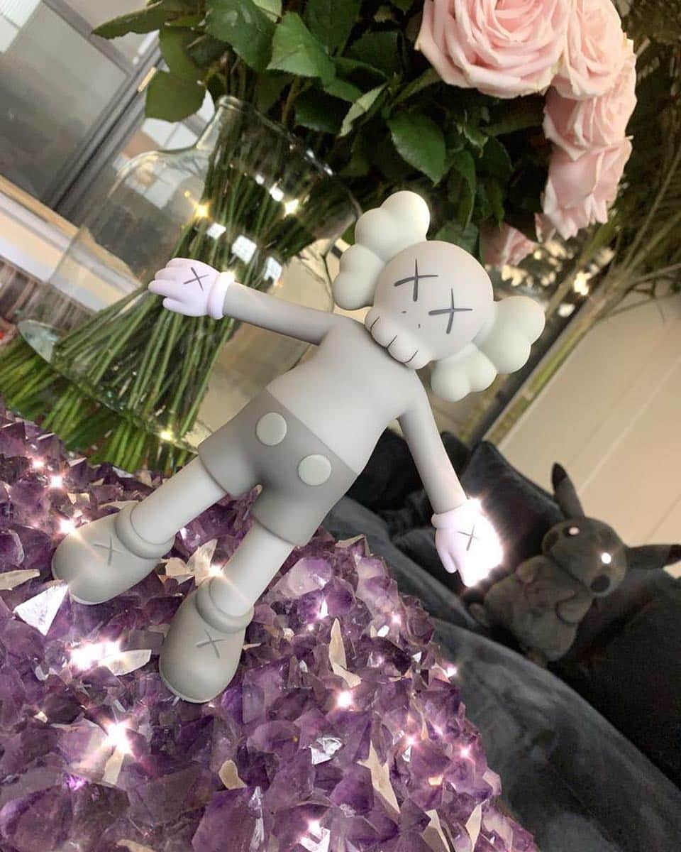 ヴィクトリアベッカムさんのインスタグラム写真 - (ヴィクトリアベッカムInstagram)「Look who came to work @kaws! #KAWS #KAWSHOLIDAY #AllRightsReserved #DiscoverHongKong #HKArtsMonth x VB」3月22日 2時44分 - victoriabeckham