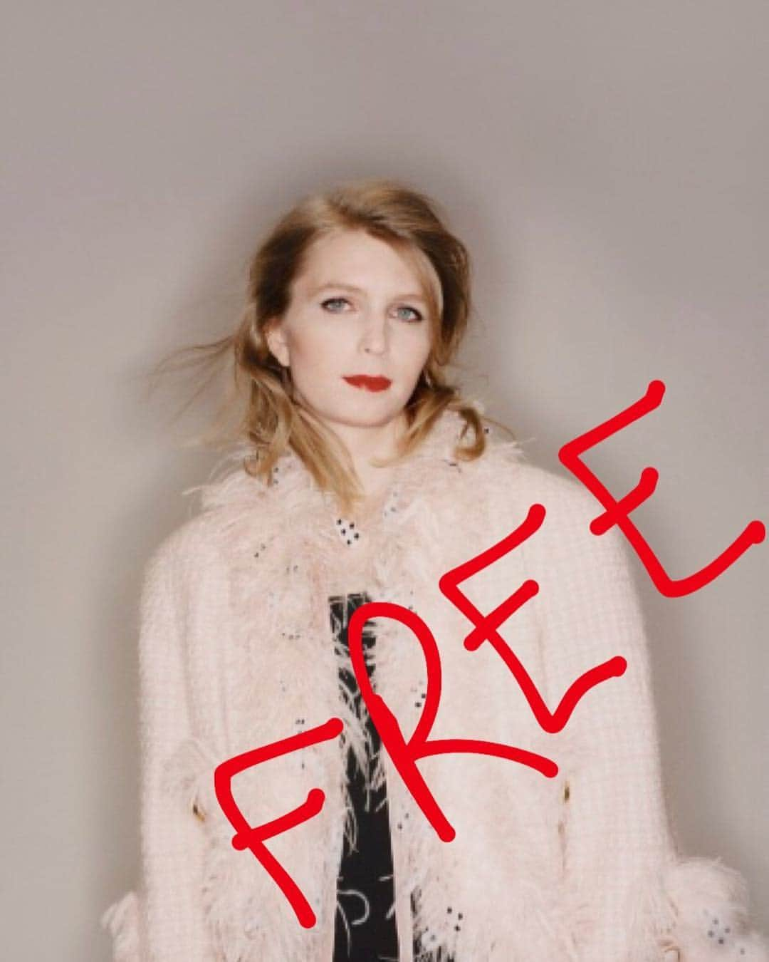 アンドレイ・ペジックさんのインスタグラム写真 - (アンドレイ・ペジックInstagram)「Chelsea Manning, who just had surgery, has been in jail for almost three weeks because she bravely refused to testify against Julian Assange in front of a secret grand jury preparing to indict him. How shameful. It goes without saying that these two heroes have made incredible sacrifices in the name of democratic principles by informing us (the public) about the dirty and down right criminal practices of our governments. Something mainstream media fails to do. Julian Assange has been locked in the Ecuadorian embassy for 7 years and while the politically motivated sexual allegations against him have been dropped he still faces the prospect of being shipped off to the US to face charges of treason even after the UN demanded he is released and compensated.  Calling on the Australian government to grow a pair and secure his passage back home to Australia in the name of democracy. History is watching you!  Chelsea you are my hero. We the public need to stay informed in these dark times and we need to protect whistleblowers. Thanks to @worldsocialistwebsite for waging a fight when so many other organizations and outlets look away when something is no longer trending. #freejulianassange #freechelseamanning」3月22日 2時56分 - andrejapejic