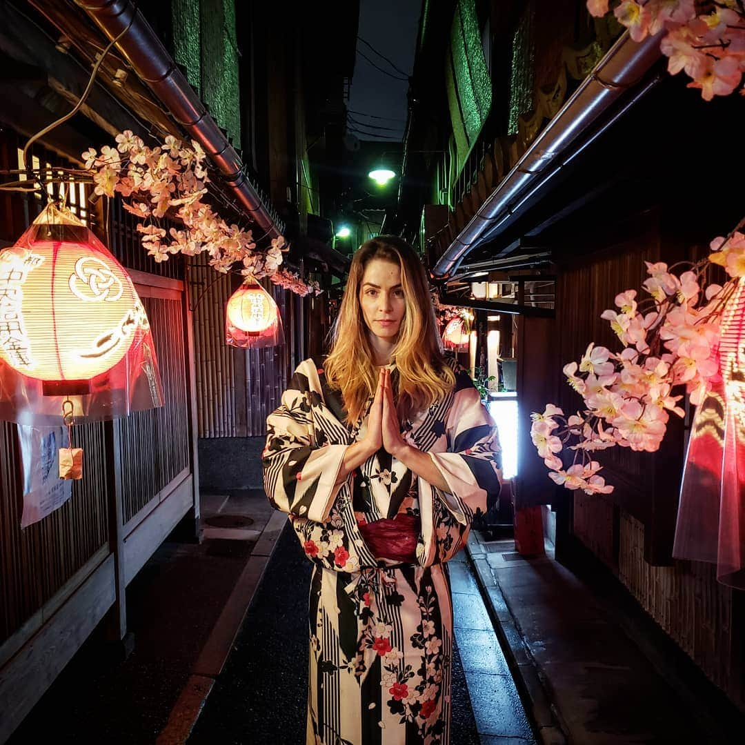 SuelleOliveiraさんのインスタグラム写真 - (SuelleOliveiraInstagram)「Recarregando ⚡ 🔋 💡 🎎. Não  tem como vir ao Japão e não viver essa cultura maravilhosa e tão diferente da nossa. Fiz questão de colocar as vestimentas  tradicionais daqui, o Kimono significa “coisa de vestir” (kiru=vestir, mono=coisa)é é uma das vestes mais conhecidas do mundo! #kyoto 🏮 #japan #temples」3月22日 2時49分 - suelleoliveira