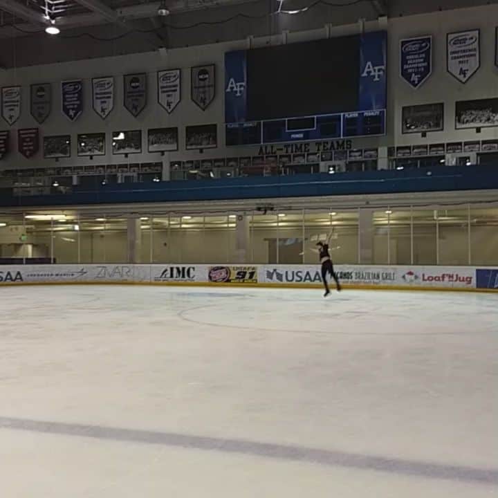ジョーダン・モエラーのインスタグラム：「Let the creativity flow! Feels good to be back ⛸️⛸️ @mtrenchofficial  #thekillingkind #backtothekillinggrind #thisdefinitelyonlyrequiredonetake #choreographythatkills #singitformebaby #nevermore #elenora」
