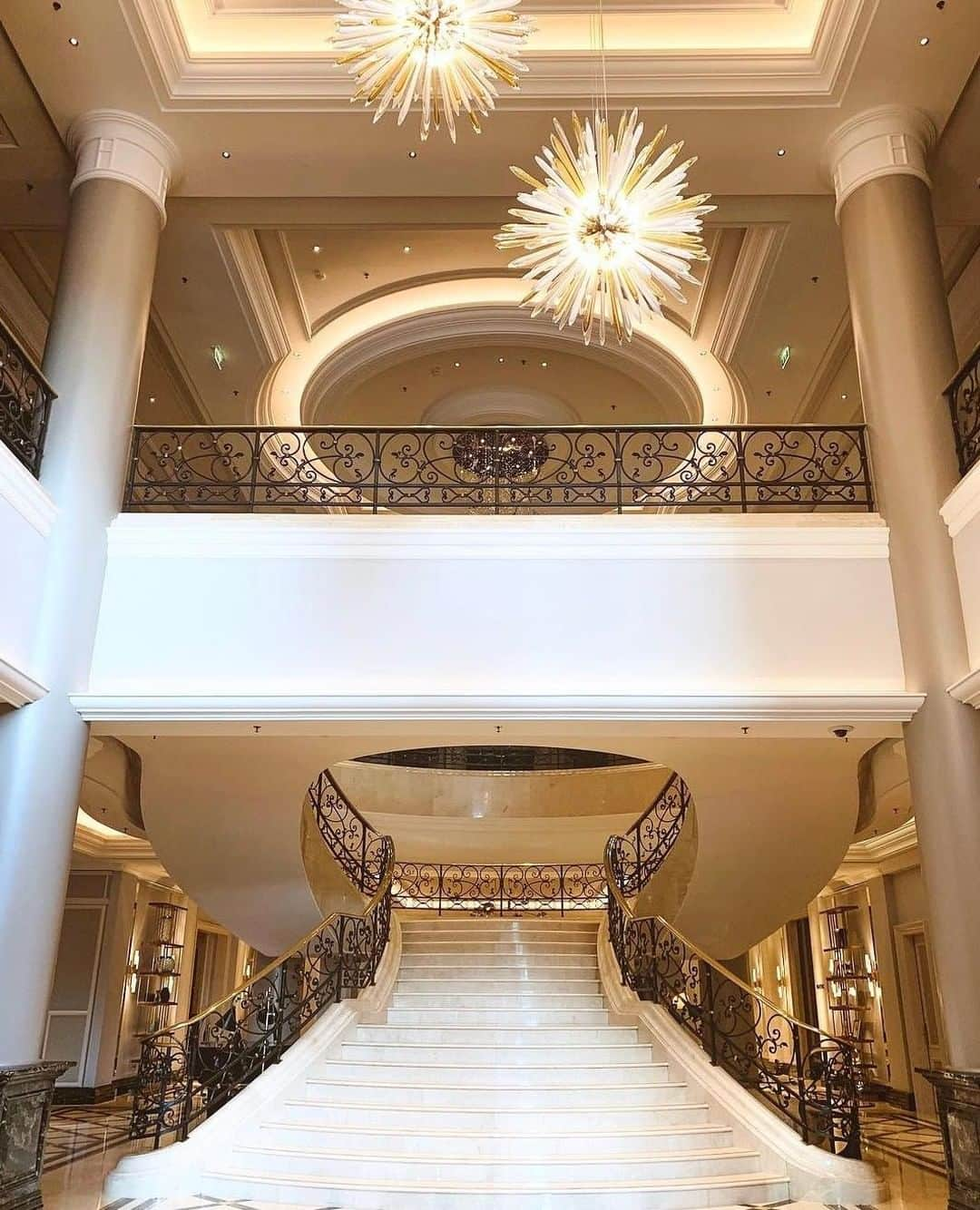 リッツ・カールトンさんのインスタグラム写真 - (リッツ・カールトンInstagram)「Endless possibilities are just a few steps away at The Ritz-Carlton, #Berlin. #Germany #PotsdamerPlatz #architecture #elegant #interiordesign #design #artdeco #discover #staircase #stairs #travel #travelgram #Instatravel #traveldiaries via – @h_jenni」3月22日 3時00分 - ritzcarlton