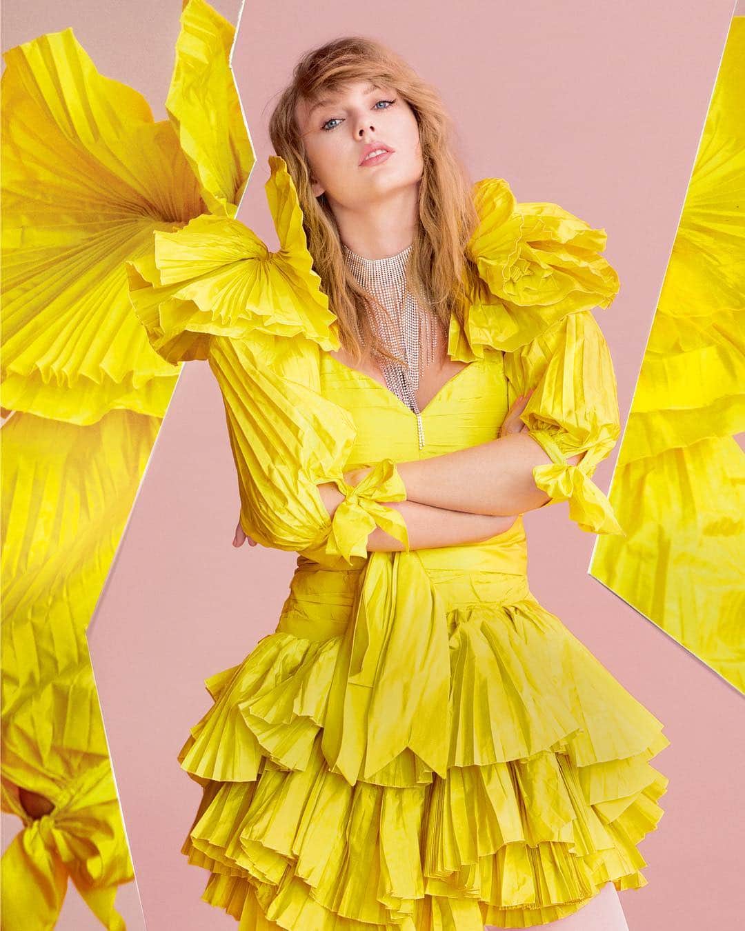 ELLE UKさんのインスタグラム写真 - (ELLE UKInstagram)「‘I thrive on the challenge of sprinkling personal mementos and shreds of reality into a genre of music that is universally known for being, well, universal.’ Taylor Swift covers our April Music Issue. Out now.」3月22日 3時07分 - elleuk