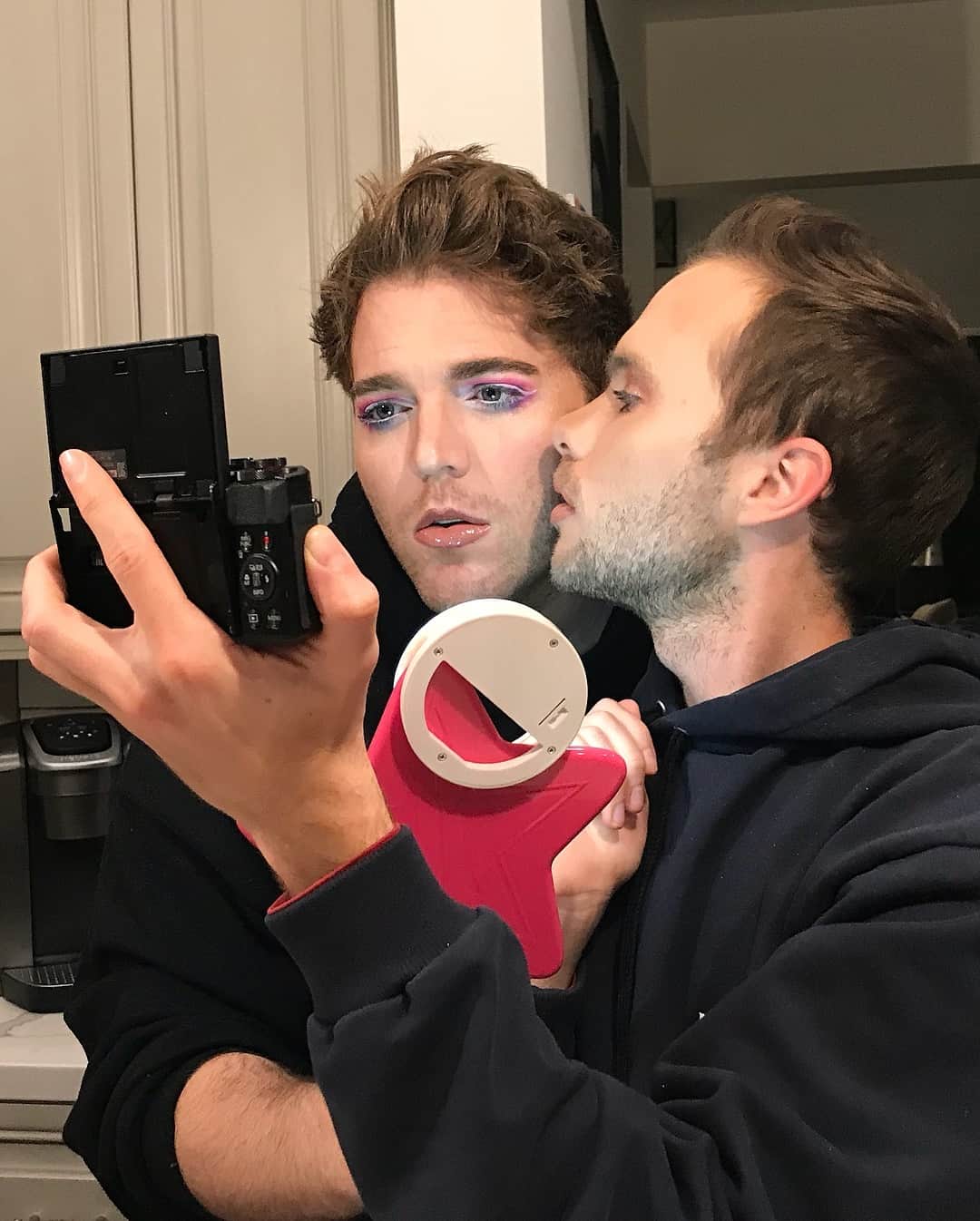 シェーン・ドーソンのインスタグラム：「Life of a Beauty Vlogger Couple 💎🐷 *giveaway over*」