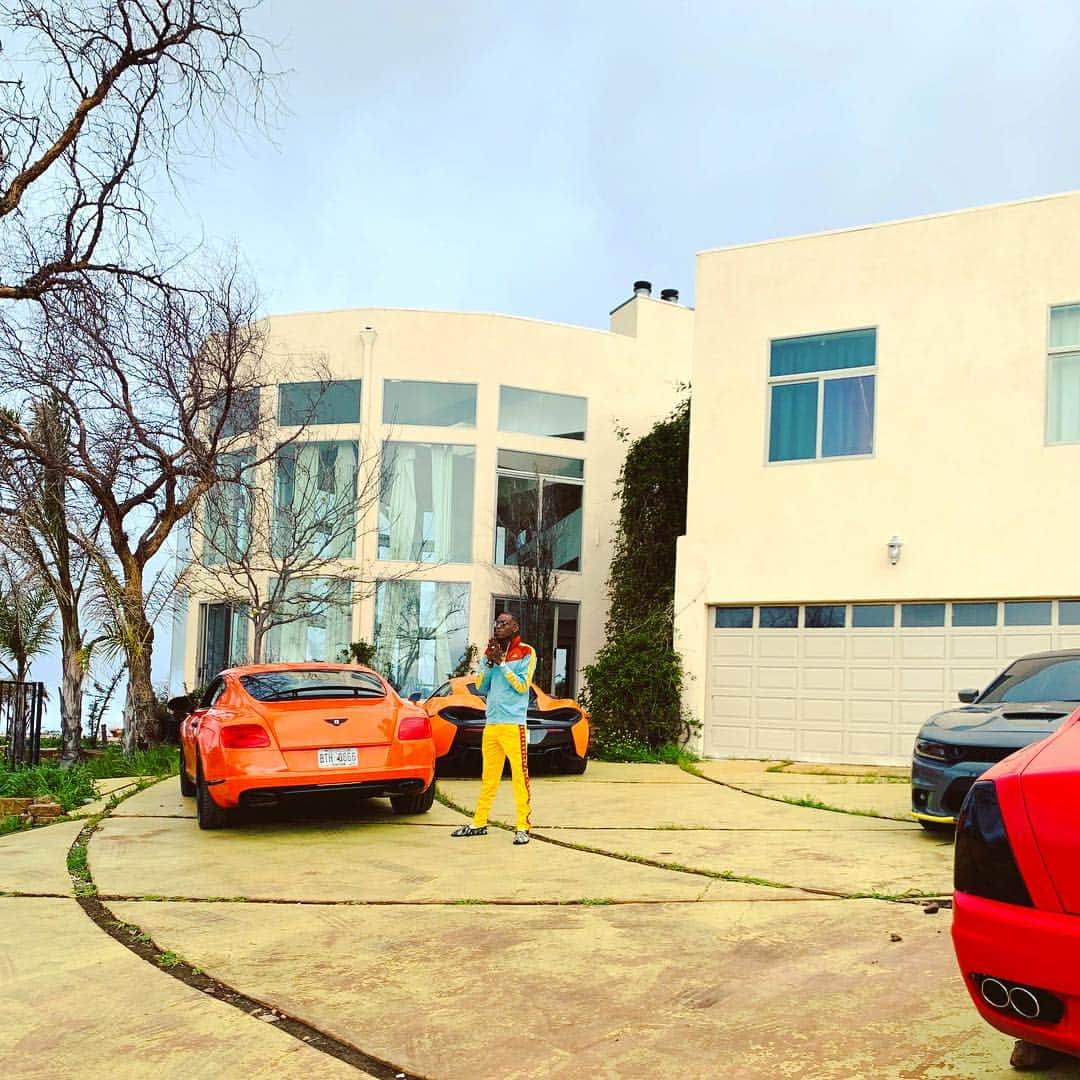 のインスタグラム：「5 million dollar mansion. 325,000 mclaren 250,000 Bentley gt, bmw 40k Maserati 80k 2019 Daytona charger 50k. Blessed 🍊🧡🙏🏾🔥🥵」