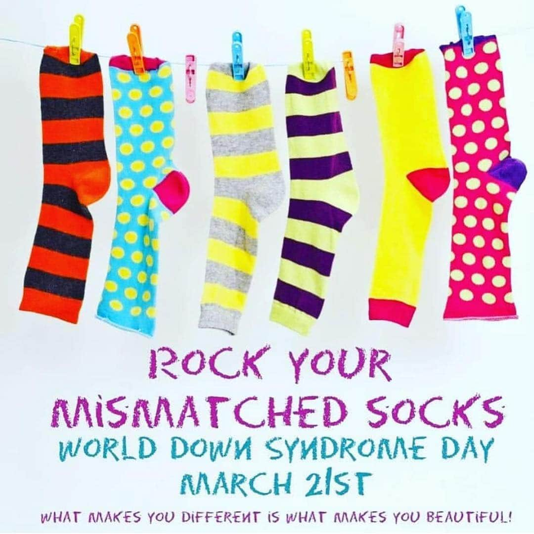 メリッサ・ジョーン・ハートさんのインスタグラム写真 - (メリッサ・ジョーン・ハートInstagram)「Dont forget to #rockthesocks today for #WorldDownSyndromeDay!!」3月22日 3時12分 - melissajoanhart