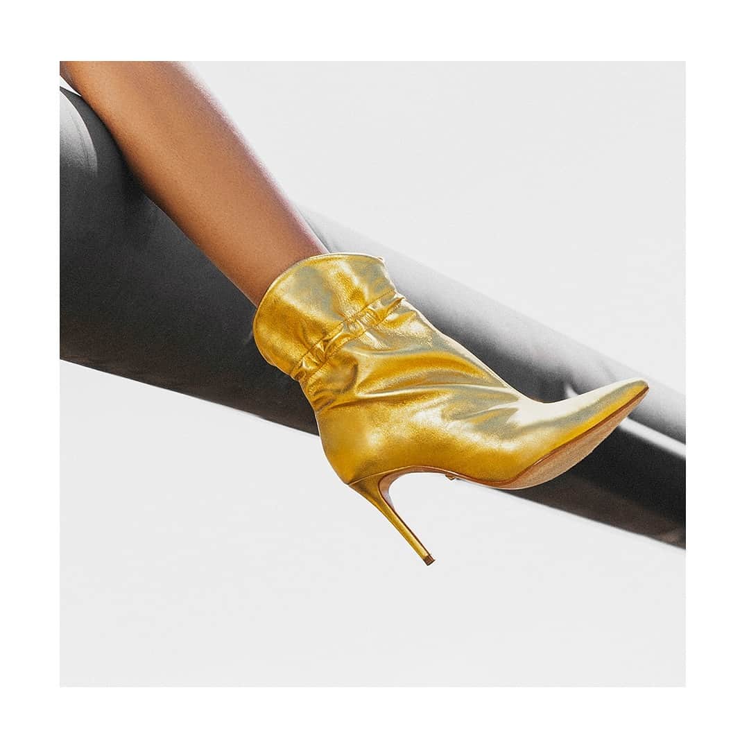 Schutzのインスタグラム：「The GOLDEN Era.  New collection today.  #schutzfall #unlockyourcity」