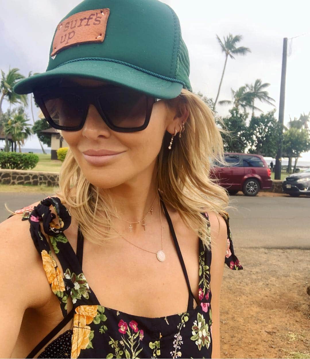 ステファニー・プラットのインスタグラム：「Beach life 🏝 or Glam city life 👠???」