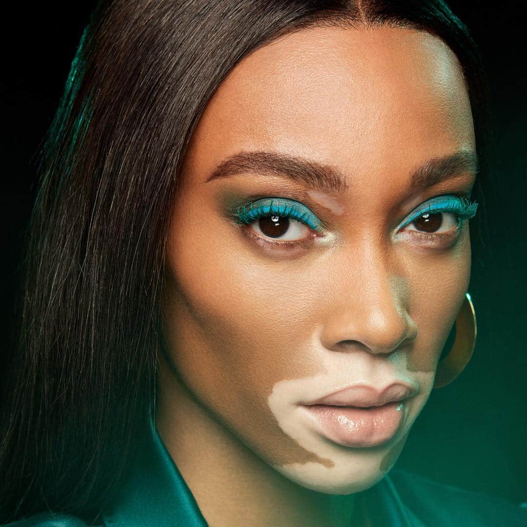 資生堂さんのインスタグラム写真 - (資生堂Instagram)「Cap off a jewel-toned smoky eye with ControlledChaos MascaraInk in Emerald Energy. Recreate @winnieharlow’s look by North America Color Artist @makeupvincent using Kajal InkArtist in Kabuki White, Sumi Sky, and Birodo Green. #shiseidomakeup #controlledchaos #shiseidopartner」3月22日 3時39分 - shiseido