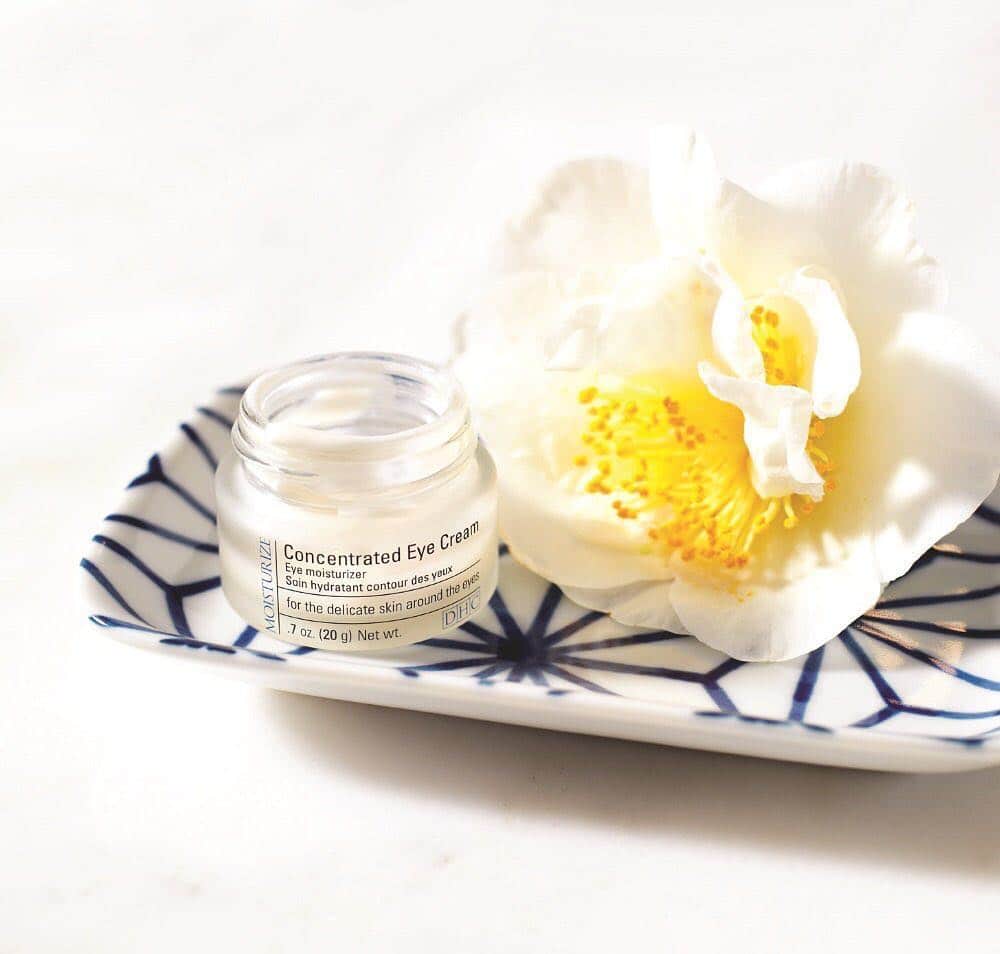 DHC Skincareさんのインスタグラム写真 - (DHC SkincareInstagram)「Spring has sprung and we're celebrating with a sale on this seasons #jbeauty #musthaves!  _ Add Concentrated Eye Cream to your regimen to: ✔️ Fight puffiness while energizing and protecting the eye area ✔️ Soothe skin and ward off signs of aging ✔️ Retain moisture with sodium hyaluronate _ #DHCskincare #DHCisJBeauty」3月22日 3時32分 - dhcskincare