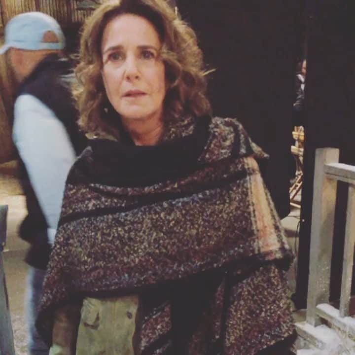 アシュトン・カッチャーのインスタグラム：「You know you are excited about the return of #GOT when Debra winger reminds of Jon Snow #theranchnetflix」
