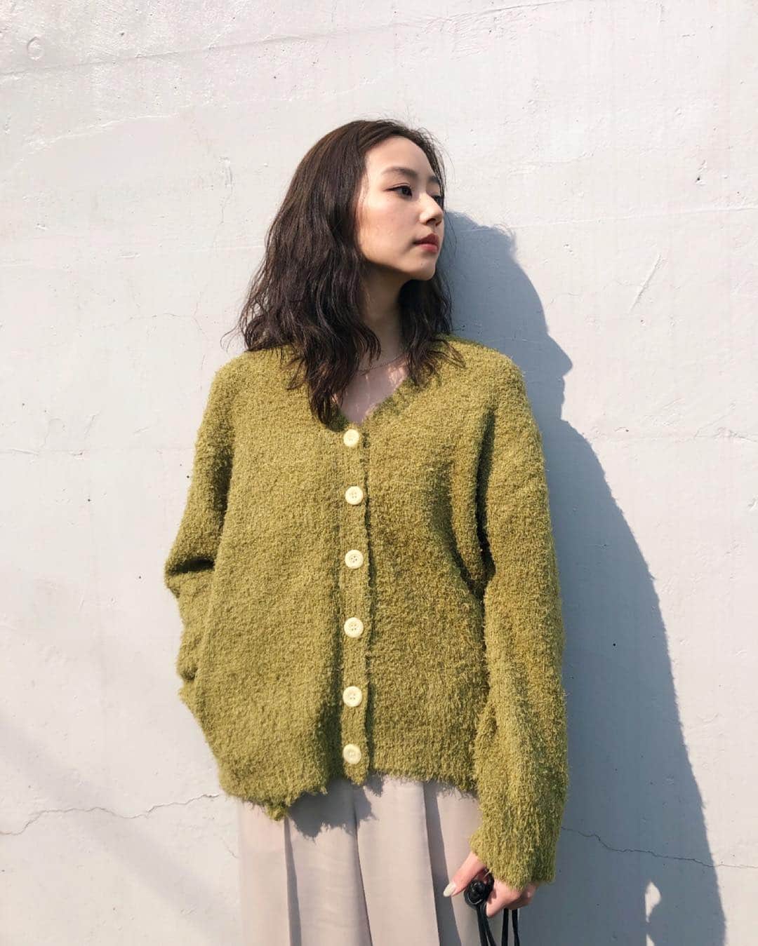Shiho Sasakiのインスタグラム：「今日はとってもポカポカ☀️ アウターなしでも充分過ごせました💘 休日はよりラフで気張らない服を着たくなるな💭 コーデの詳細はストーリーのリンクから🔍 #MOUSSY#MOUSSYSNAP」