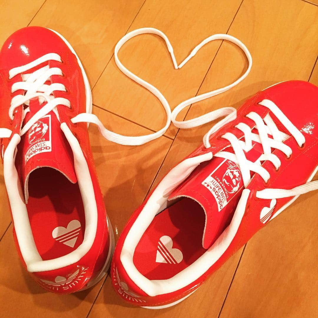 長谷川麻衣さんのインスタグラム写真 - (長谷川麻衣Instagram)「最近買うのはスニーカーばかり👟  春になるとスニーカーが履きたくなる😋  桜も開花していよいよ春本番ですね🌸  #ハートモチーフ収集癖💘 #adidas  #アディダス #stansmith  #スタンスミス #限定 #ゆんけるありがとう #❤️ #スニーカー女子  #スニーカー集め  #GUCCI #guccisneakers  #ハートモチーフ #春分の日」3月21日 18時40分 - hasegawa_maimai