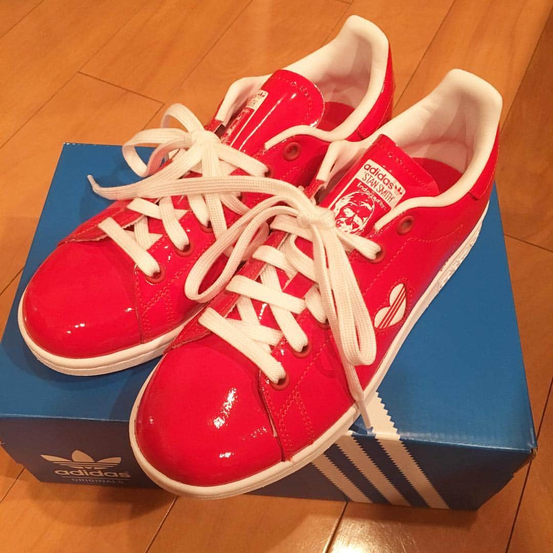 長谷川麻衣のインスタグラム：「最近買うのはスニーカーばかり👟  春になるとスニーカーが履きたくなる😋  桜も開花していよいよ春本番ですね🌸  #ハートモチーフ収集癖💘 #adidas  #アディダス #stansmith  #スタンスミス #限定 #ゆんけるありがとう #❤️ #スニーカー女子  #スニーカー集め  #GUCCI #guccisneakers  #ハートモチーフ #春分の日」