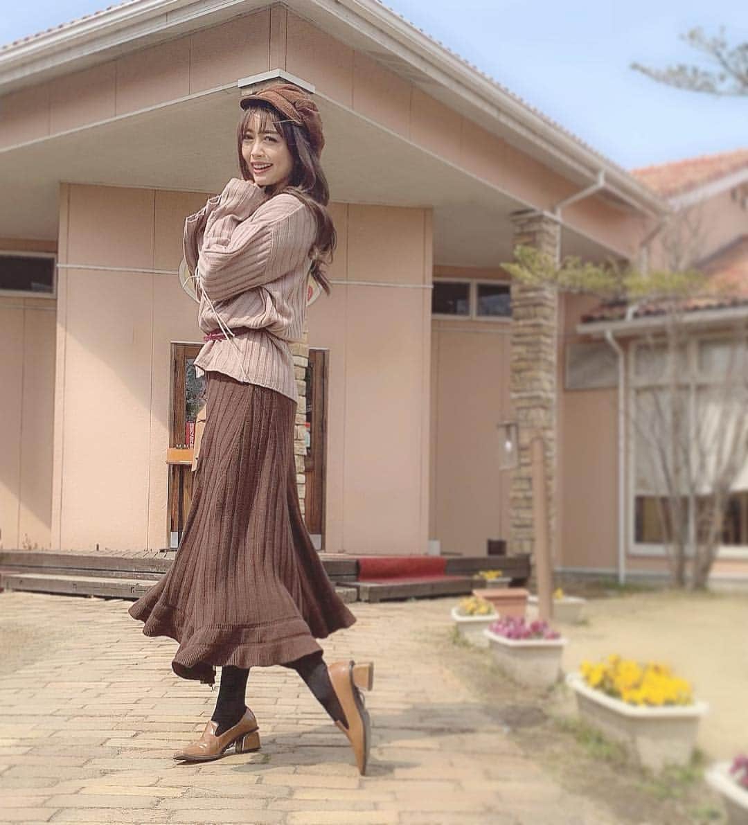 のインスタグラム：「いちごの里へ先日行ってきた時のootd❤︎ ・ ・ ピンクベージュ系の色味で統一💓 ・ おニューのスカートは裾が可愛い エストレジャの(＊´ω｀＊)” ・ 暖色でまとめるのがやっぱり好きです☻ ・ 🍓のスイーツたくさん食べれてご機嫌な休日でした💓 ・ ・ ・ ・ #ootd  #esutoreja #いちごの里 #いちご」