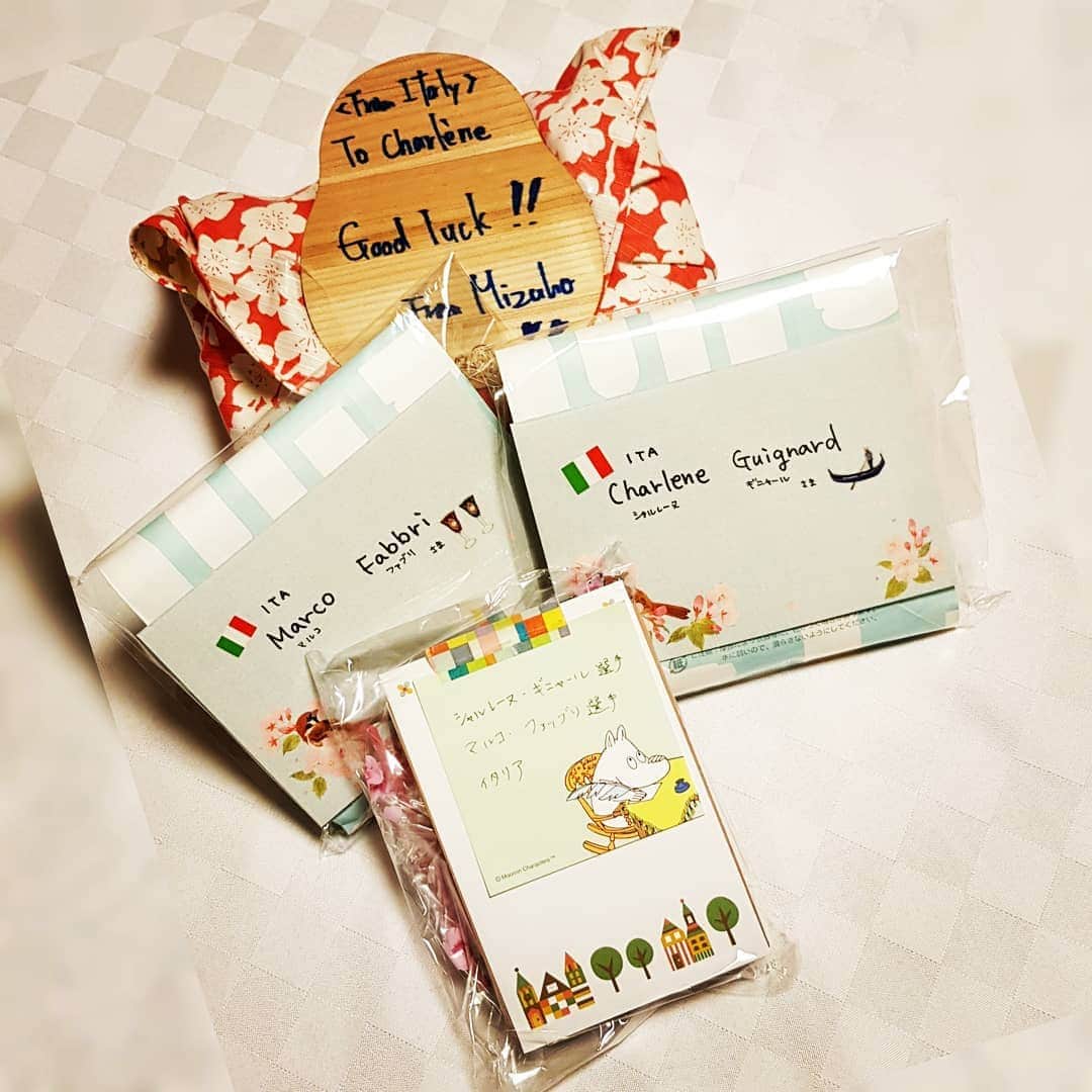 のインスタグラム：「Japanese fans know what we love !!!! 😍😍😍 Thanks @akiusaakiusausa, Misuho Ebato and Momoko Hashiya for your wonderful gifts!!! #worldchampionships #japan #tokyo #🇯🇵 #fans #japanesefans #thankyousomuch😘 #isufigureskating #icedance #teamitaly🇮🇹 #italiateam #happy #lovejapan」