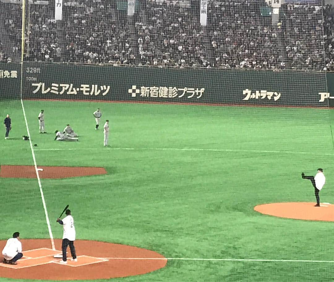 植田朝日さんのインスタグラム写真 - (植田朝日Instagram)「⚾️⚾️⚾️﻿ MLBオープニングシリーズ 東京ドームなう。﻿ ﻿ 俺の目的は藪さんの始球式⁉️ ﻿ もちろんイチローも菊池雄星も見たいよ。。。 ﻿ でも、先約もあるし、そろそろドームを後にします。涙 ﻿ 普段、始球式に間に合う時間に行った事ないのに、始球式だけで帰るとか始めてだよ⁉️苦笑 ﻿ それでも来ちゃうのは、俺が薮マニアって事だね⁉️ ﻿ 一度飲ませて貰ってから大ファンっす！w﻿ ﻿ #MLB #マリナーズ #アスレチックス #藪恵壹」3月21日 18時51分 - asahiman