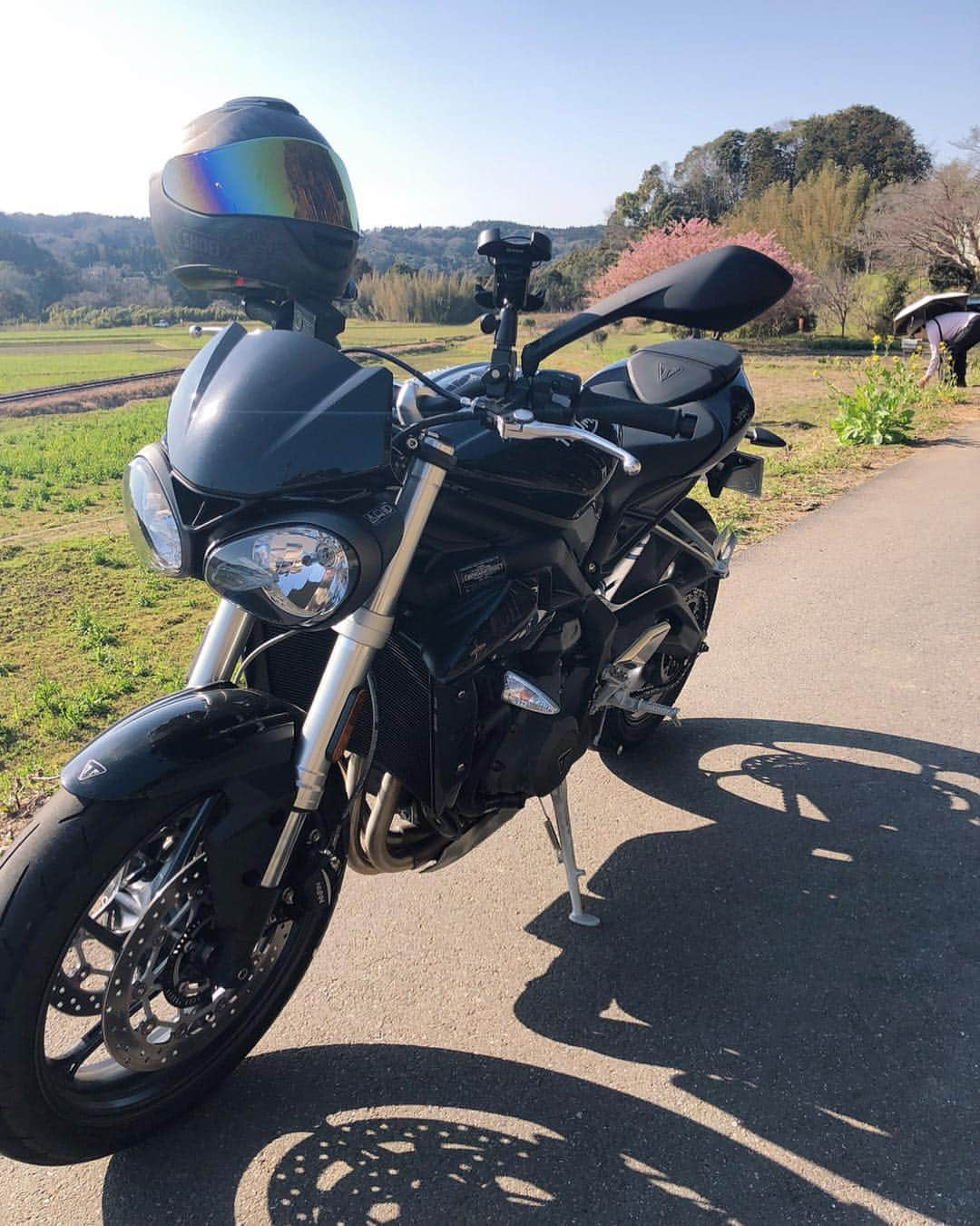 CAMIRAさんのインスタグラム写真 - (CAMIRAInstagram)「ストリートトリプルS🏍 来週には桜咲いてるかな？🌸 楽しみ🥰🥰 #bike#bikegirl#motocycle#bikelife#streettriple#motorcycle#motorcycle_moment#motorcyclegirl#bike_japan#トライアンフ#オートバイ#バイク女子#バイク#バイクのある風景#バイクのある生活#バイクが好きだ#ストリートトリプル#千葉#山#ツーリング#花#桜」3月21日 18時57分 - camila.528