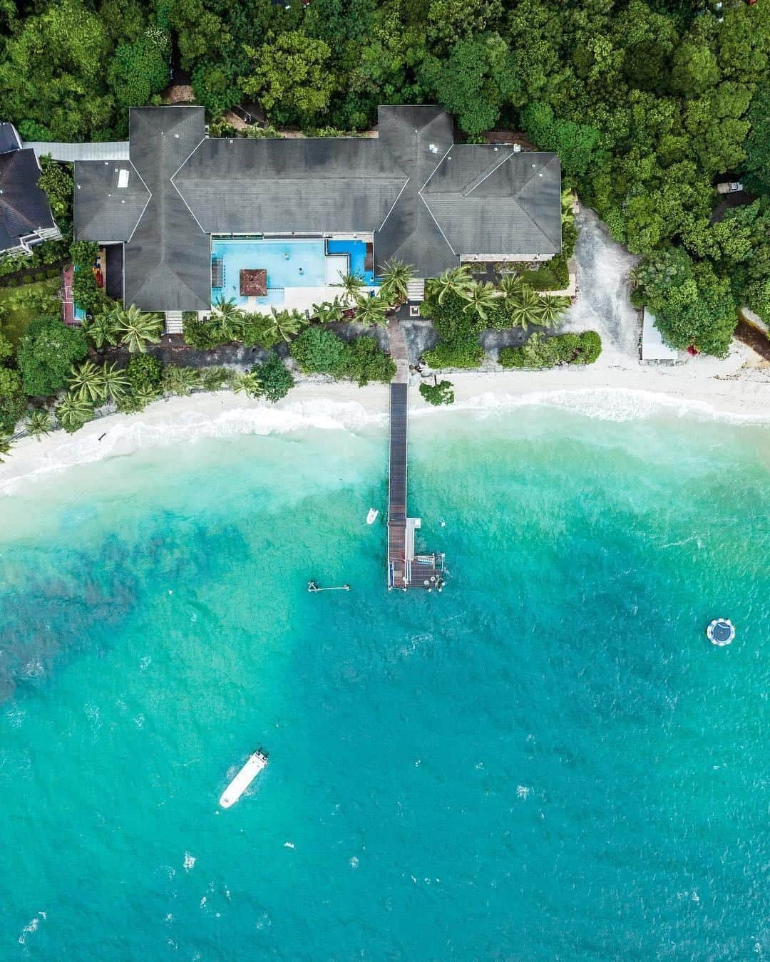 Australiaさんのインスタグラム写真 - (AustraliaInstagram)「A beachside resort that’s only steps away from the #GreatBarrierReef? We’re booking our trip to @queensland right now! 🙋🏻 According to @kotravellers, “you have to put @FitzroyIsland on your list” if you love island hopping, and we completely agree. Located a 45-minute ferry ride from #Cairns in @tropicalnorthqueensland, the island is surrounded by an incredible reef system that forms part of the @gbrmarinepark, making it a paradise for snorkellers and divers. Book a guided tour with @fitzroyislanddive or @ragingthunder to explore this underwater wonderland in depth and discover the colourful marine life.  #seeaustralia #thisisqueensland #exploreTNQ #FitzroyIsland #lovethereef #travel」3月21日 19時00分 - australia