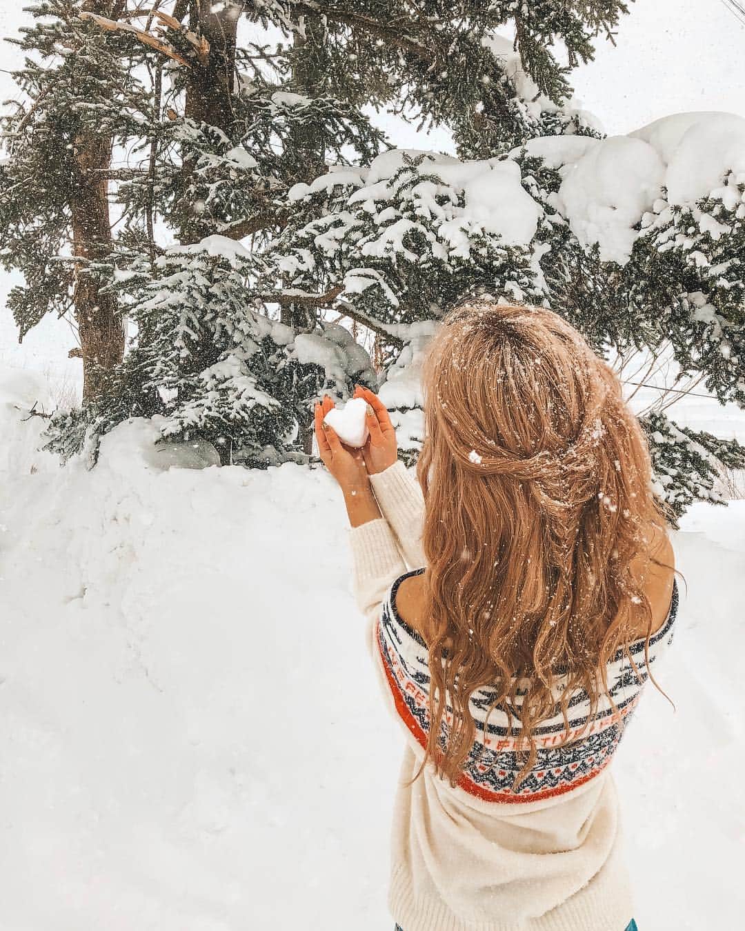 のインスタグラム：「ㅤㅤㅤㅤㅤㅤㅤㅤㅤㅤㅤㅤㅤ  頭に雪が積もってるのが 綺麗でしょ？😍❄️ ㅤㅤㅤㅤㅤㅤㅤㅤㅤㅤㅤㅤㅤ よーこが髪の毛を ハーフアップのフィッシュボーン にアレンジしてくれたよ👌🏽♡ ㅤㅤㅤㅤㅤㅤㅤㅤㅤㅤㅤㅤㅤ ㅤㅤㅤㅤㅤㅤㅤㅤㅤㅤㅤㅤㅤ ㅤㅤㅤㅤㅤㅤㅤㅤㅤㅤㅤㅤㅤ ――――――――――――― ㅤㅤㅤㅤㅤㅤㅤㅤㅤㅤㅤㅤㅤ 🗺 #日本 #japan #新潟 #nigata  ㅤㅤㅤㅤㅤㅤㅤㅤㅤㅤㅤㅤㅤ 📍#苗場スキー場  #naeba ㅤㅤㅤㅤㅤㅤㅤㅤㅤㅤㅤㅤㅤ ―――――――――――――」
