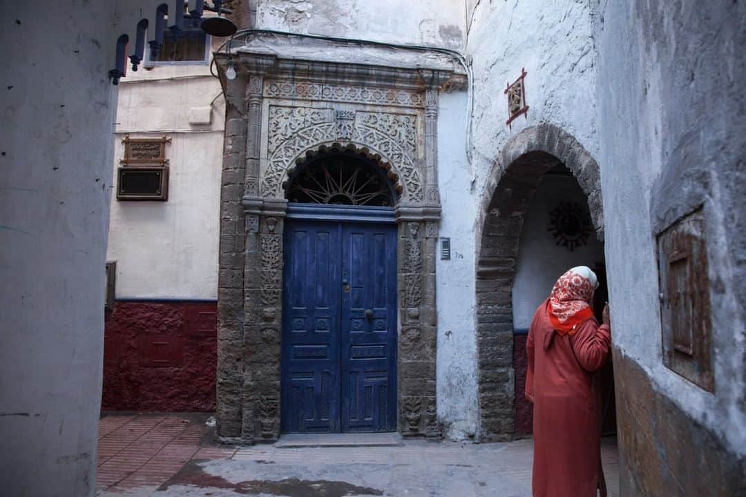 National Geographic Travelさんのインスタグラム写真 - (National Geographic TravelInstagram)「Photo by @jodymacdonaldphoto | When I lived in Essaouria, Morocco I used to look and admire these old wooden doors often. They are gateways to another world. Portals into the lives of the families that live in the beautiful open riads that lay beyond. This particular door was built in 1336. It’s hard to imagine the stories this door could tell. I have no idea who this woman is, she walked by me and paused to rest at the corner and I liked what she added to the frame. #Followme @jodymacdonaldphoto to see more images from my travels around the world. #morocco #travel #essaouria」3月21日 19時01分 - natgeotravel