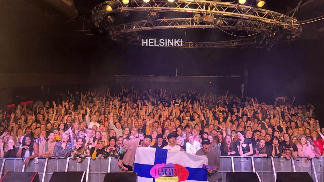 TABLO さんのインスタグラム写真 - (TABLO Instagram)「ATTENTION: everyone that was a part of this beautiful tour! Our European tour is over but the sweet memories have just begun~ we were truly sleepless in Europe. Thank you!!! #epikhigh2019tour #epikhigh #에픽하이」3月21日 19時02分 - blobyblo