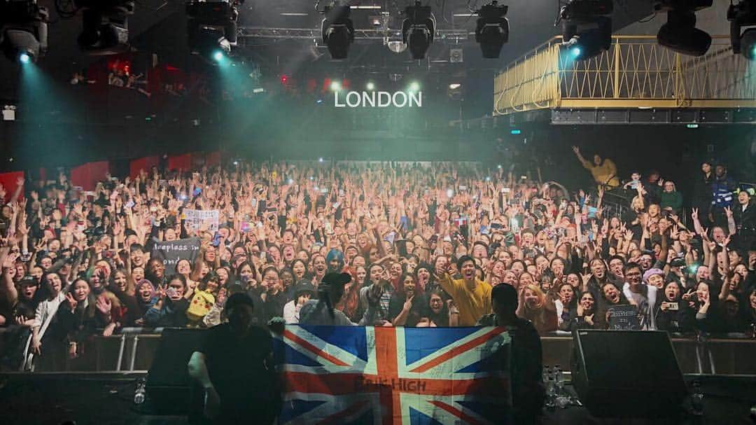 TABLO さんのインスタグラム写真 - (TABLO Instagram)「ATTENTION: everyone that was a part of this beautiful tour! Our European tour is over but the sweet memories have just begun~ we were truly sleepless in Europe. Thank you!!! #epikhigh2019tour #epikhigh #에픽하이」3月21日 19時02分 - blobyblo