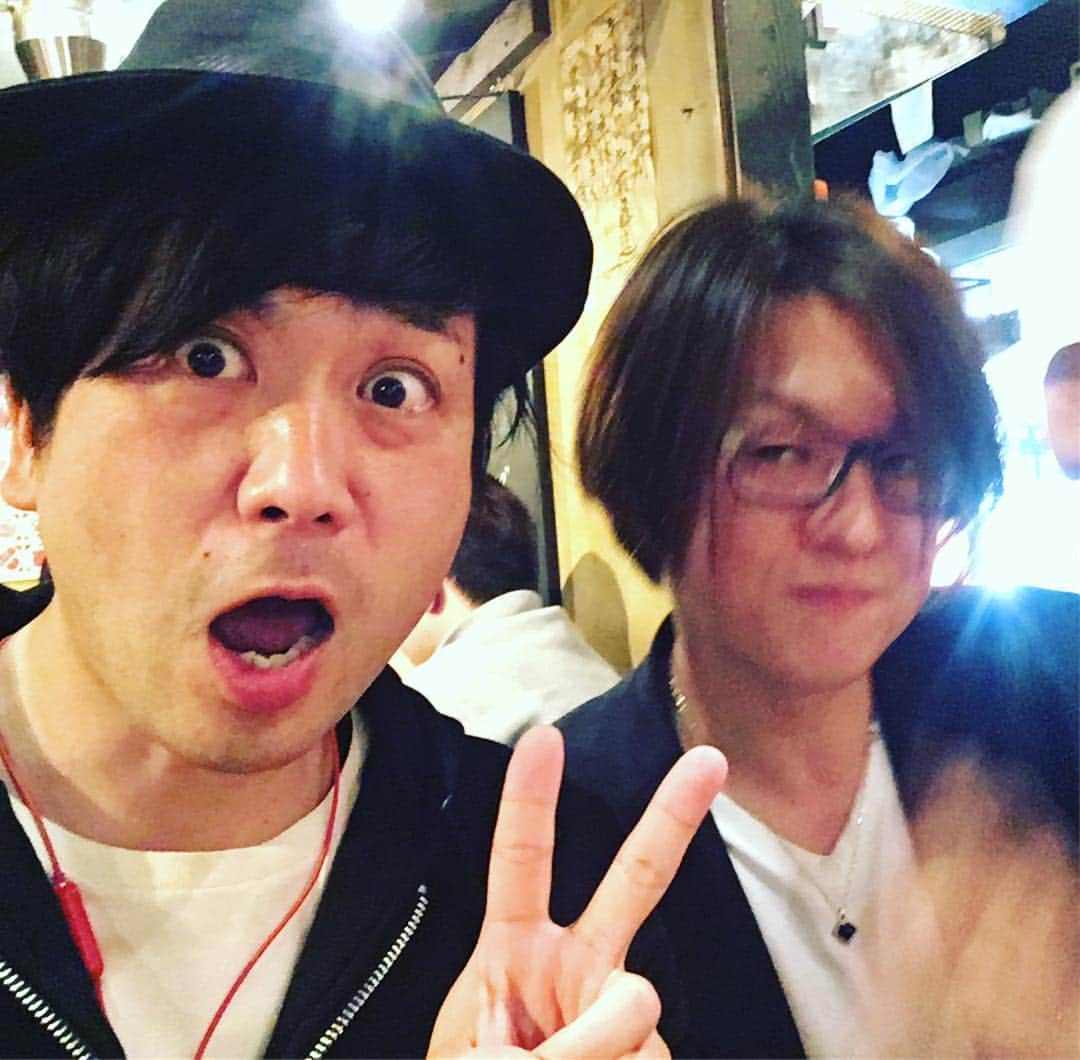 のインスタグラム：「明日10時！ アップダウン2人芝居、音楽劇カイのチケット発売です！ 初演と同じ、溝ノ口劇場でやります！ ぜひお越しください！ チケット販売前夜、溝ノ口劇場オーナーの重岡さんとご飯！ 楽しい事やりましょー！といい酒呑んでますー。 7月には溝ノ口劇場で2人芝居新作予定ですよー！ #アップダウン #音楽劇カイ #溝ノ口劇場」