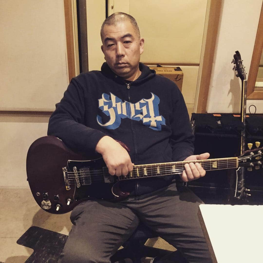 人間椅子さんのインスタグラム写真 - (人間椅子Instagram)「ギターで音程確認🎸#本日も #レコーディング中 #DownloadFestivalJapan #行けず残念 #ghost #パーカー」3月21日 19時13分 - ningen_isu