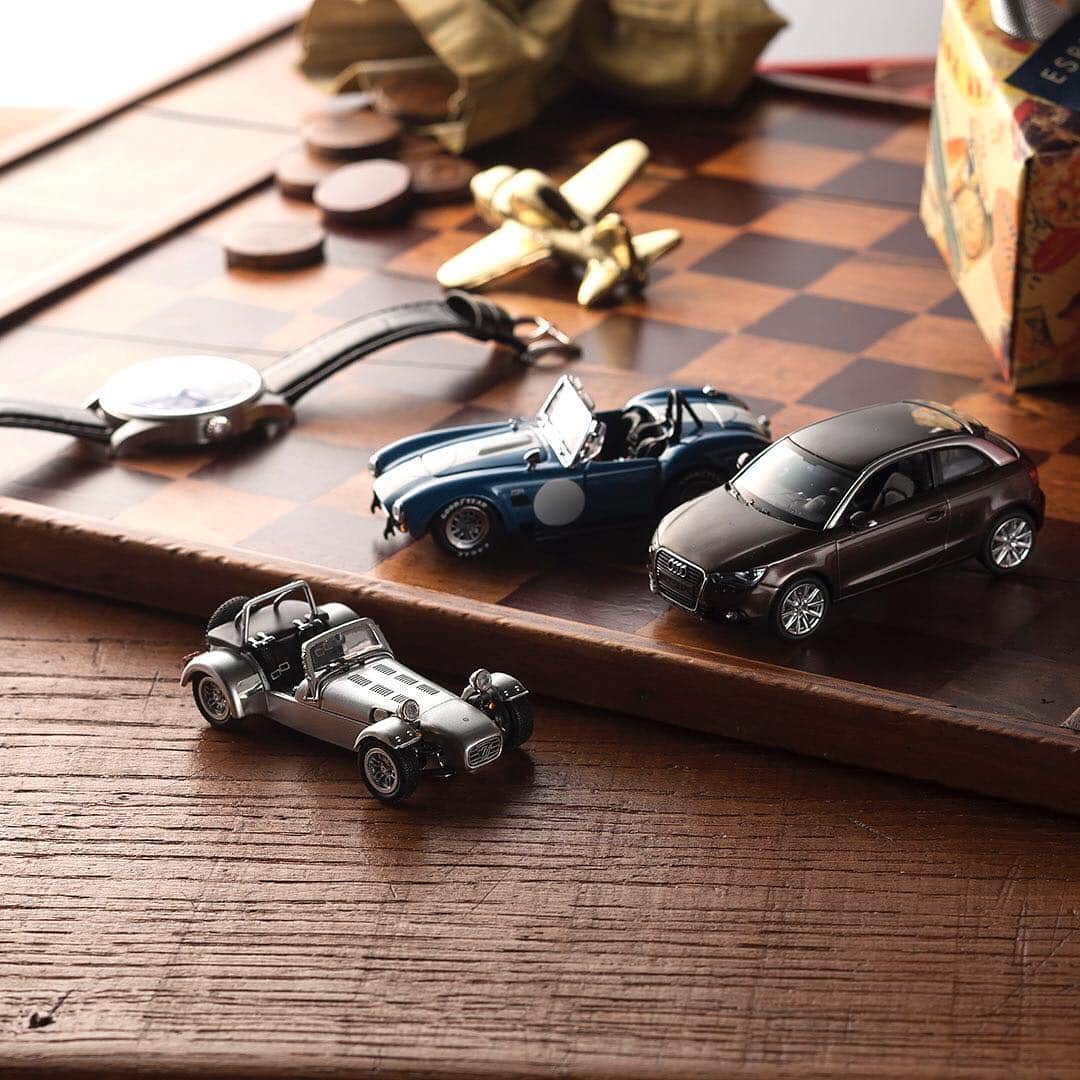 のインスタグラム：「. 1/43 Diecast model #interiordesign #interior #carlife #minicar #amazingcar #Kyosho #luxurycar #luxury #living #collection #carcollection #wood #table #naturallight #natural #audi #hypercar #プレゼント #リビング #雑貨 #観葉植物のある暮らし #インテリア雑貨 #lotus #lamborghini #shelby #caterham #minicar #ナチュラル雑貨 #ナチュラル #carlifestyle  www.kyosho.com」