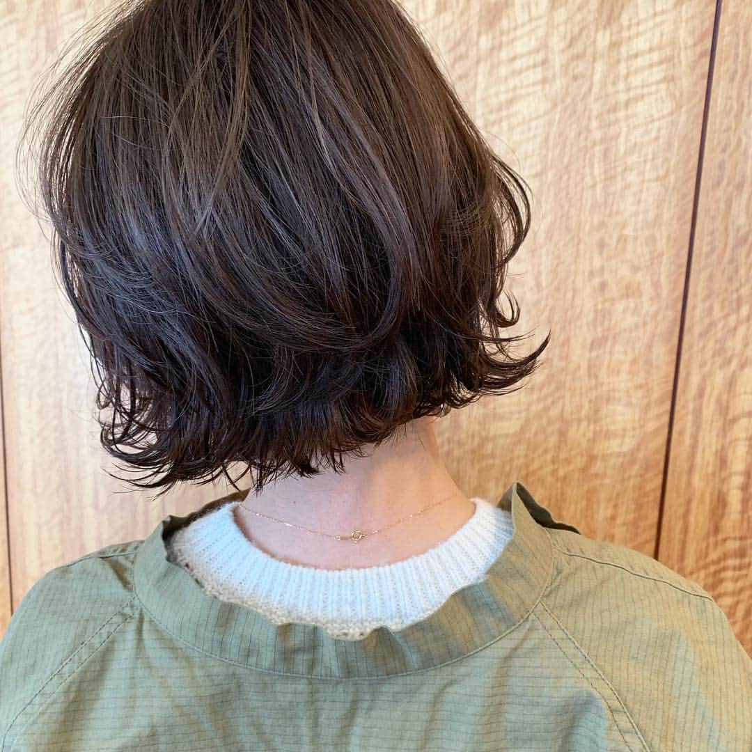 のインスタグラム：「ゆきなちゃんcut&color✂︎ レイヤー入れてイメチェン👍🏻🌀 ベージュっぽく春カラー☀️ ・・・ #ヘアスタイル #uアレンジ #レイヤーボブ」