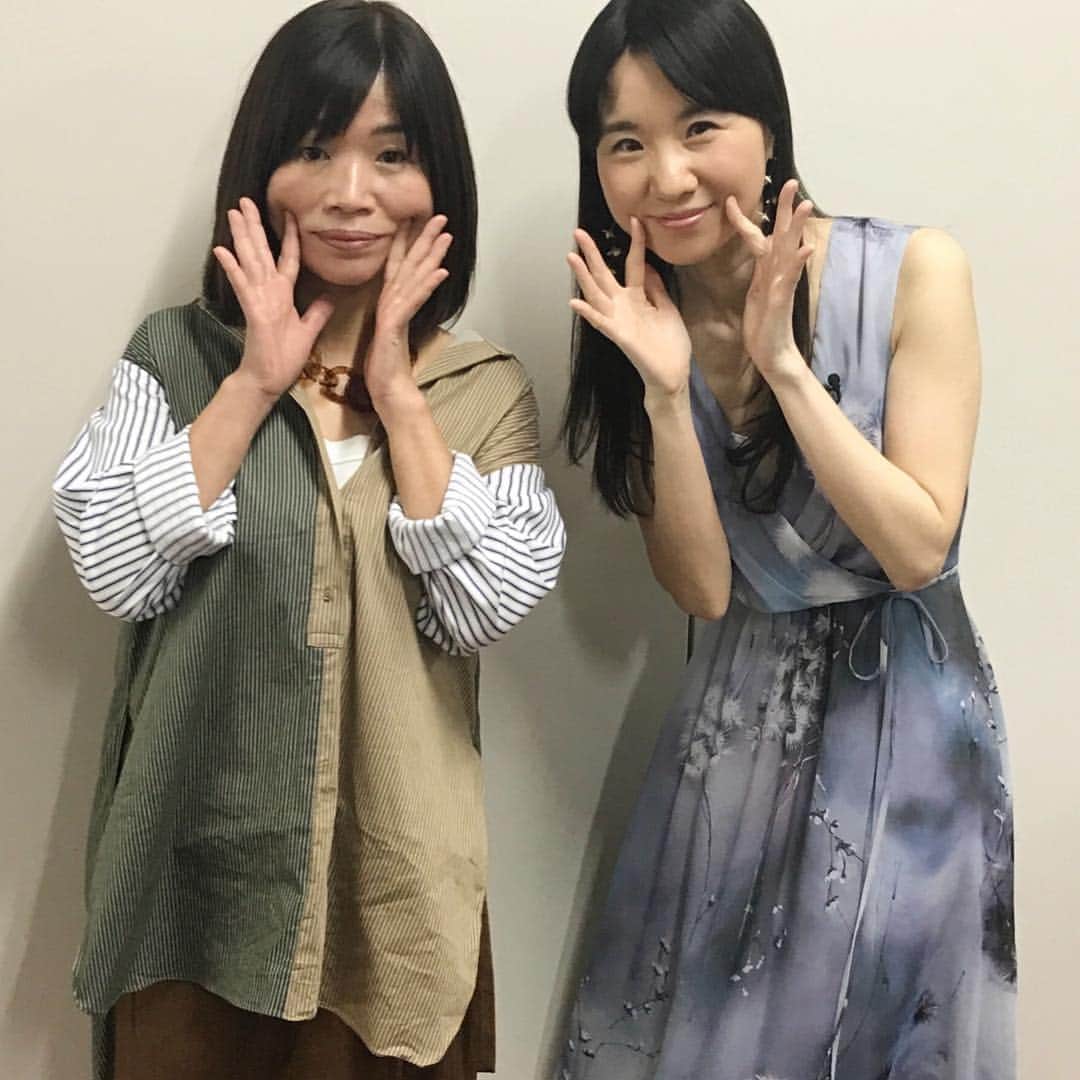 松岡みやびさんのインスタグラム写真 - (松岡みやびInstagram)「#大久保佳代子 さんと🌼 With Kayoko, a famous Japanese comedienne.I was on TV program with her. #ほうれい線 を伸ばすポーズを教えてくださいました❣️ 収録後もエンターテイメント精神にあふれる佳代子さん。さすがですっ👏👏 ✴︎ 今日は私達40代オトナ女子が、若いイケメン男子達に辛口でダメ出しする番組。 プライベートでここまで男性をぶった斬る経験が無いので快感でした〜笑😆 心理カウンセラーとして私の心理テストコーナーも作っていただきました。オンエアお楽しみに〜♫ #ミヤビメソード #楽器 #音楽 #心理学 #カウンセリング #アート #miyabimatsuoka #harp #40代 #オトナ女子」3月21日 19時21分 - miyabi_matsuoka
