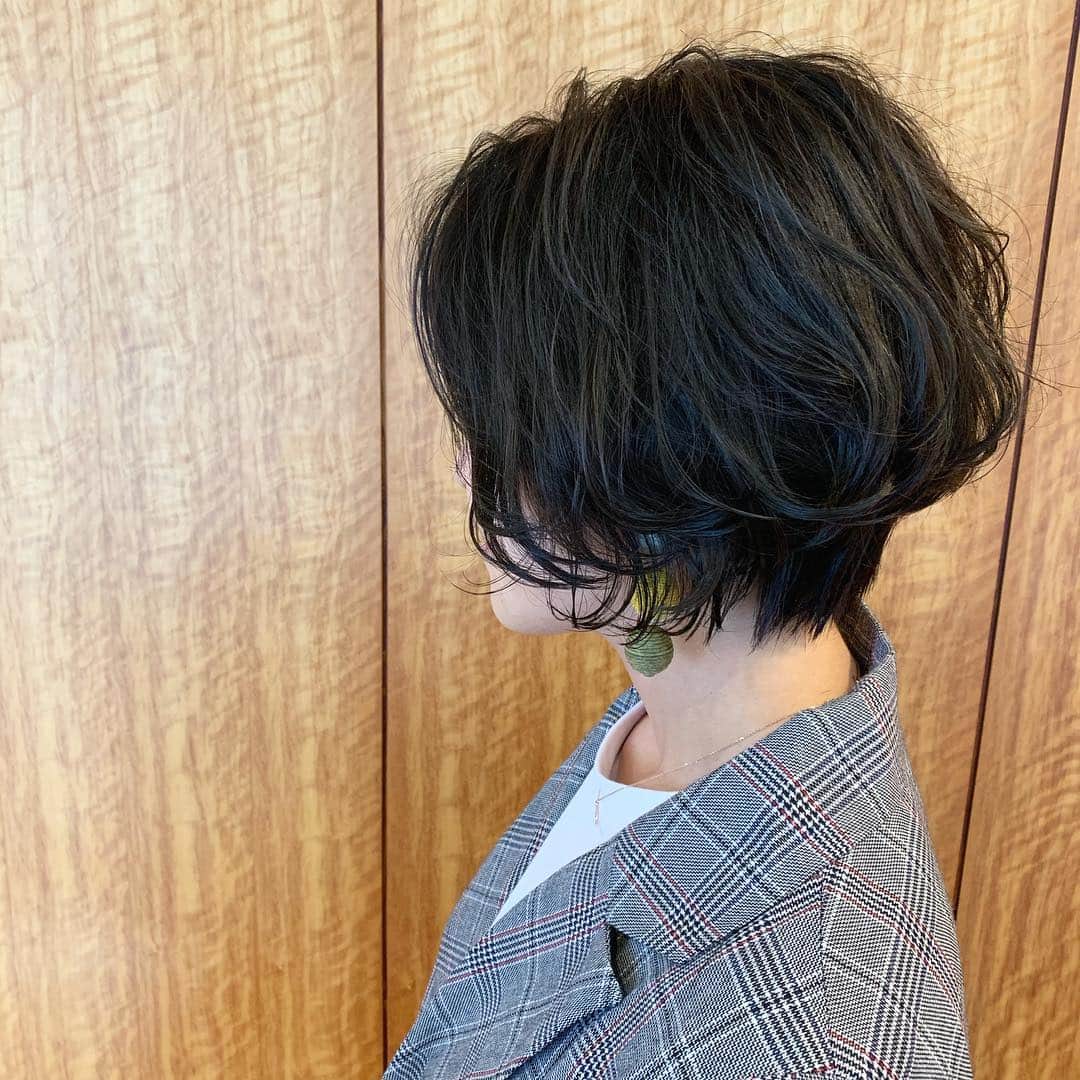 のインスタグラム：「ロブ→ショートボブ✂︎ 前髪も作ってブルージュでトーンダウン👌🏻 ・・・ #ヘアスタイル #uアレンジ #ショートボブ」