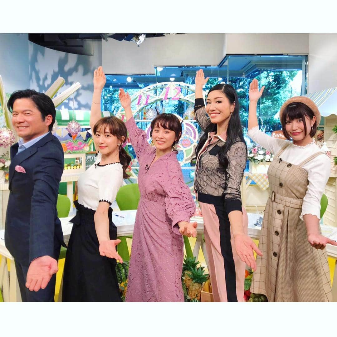 アンミカさんのインスタグラム写真 - (アンミカInstagram)「今日のTOKYO MX【ひるキュン】は、ゲストに高橋愛ちゃんを迎えて、ラブラブ夫婦のお話を！ そして番組終了後に、サプライズで皆さんが、少し早めのお誕生日会を🎂してくれましたよ❤️ 幾つになってもお誕生日は特別な日。お祝いしてもらえて幸せです。ありがとうございます。。。 。 #4枚目はケーキの似顔絵に寄せて笑顔使ってみました☺️ #よくイチゴを見ると左からアンミカのローマ字に！ #ANMIKAになってるけど笑 #心温かいひるキュンの皆様に感謝♫ #今夜0時からはQVCにて日焼け止め美容液パウダーのTSVです！ #19時から21時までは読売テレビの体感奇跡のリアルタイムに出演します！ #happybirthday #ひるキュン #model #ahnmika #田中みな実 #徳光正行  @hirukyun_9ch @i_am_takahashi」3月21日 19時15分 - ahnmikaofficial