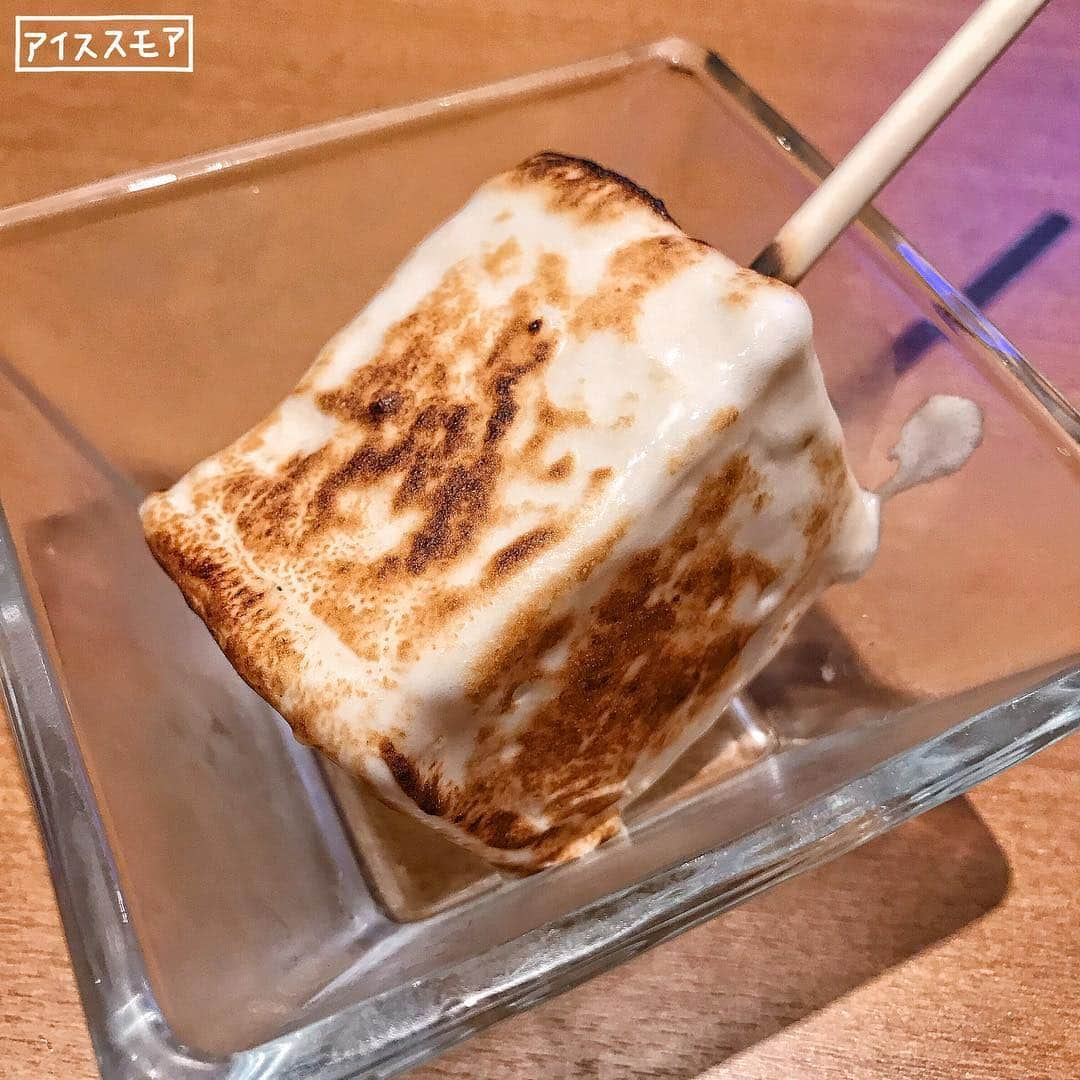 4foodie, for foodieさんのインスタグラム写真 - (4foodie, for foodieInstagram)「📍️Tokyo, Japan NICK STOCK / 以下餐點及價位 メープルバナナパンケーキ / ¥1180(税抜) 美味程度(おいしさ)：🌕️🌕🌕🌗🌑 💡補充💡這是店家人氣No.1的楓糖香蕉鬆餅🥞跟現在紅的舒芙蕾鬆餅不一樣這家是屬於比較美式口感綿密又扎實的那種，吃下去很有飽足感還有三片😋上面的鮮奶油不膩，配上楓糖漿也很搭！不過水果吃掉後到最後就會覺得味道有點單調😂 アイススモア / ¥580(税抜) 美味程度(おいしさ)：🌕️🌕🌕🌑🌑 💡補充💡外面是烤棉花糖，裡面包的冰淇淋有香草和草莓口味可以選擇✨冰淇淋以外還包了巧克力片🍫因為比想像中的還大一個甜上加甜一個人吃會覺得有點膩💦 整體 環境衛生(店内環境)：🌕🌕🌕🌕🌗 服務態度(サービス度)：🌕🌕🌕🌕🌑 再訪意願(リピート率)：🌕🌕🌕🌗🌑 🗺東京都港区芝浦3-1-21 msb Tamachi 田町ステーションタワーS 2F 🚇田町駅 ☎050-5596-6075 ⏰08:00～23:00 🍽2019.03.18到訪用餐 💡補充💡這家cafe其實主要是吃肉！牛排、漢堡等等的都有🥩田町這家店內桌邊也都有插座，不管是什麼時段來吃都蠻適合的👍🏻 #4foodie #4foodieinjapan #Tokyo #tamachi #日本 #東京 #田町 #nickstock #アイス #パンケーキ #カフェ巡り #カフェ #鬆餅 #日本美食 ©版權所有，不得轉載copyrights reserved」3月21日 19時16分 - 4foodie