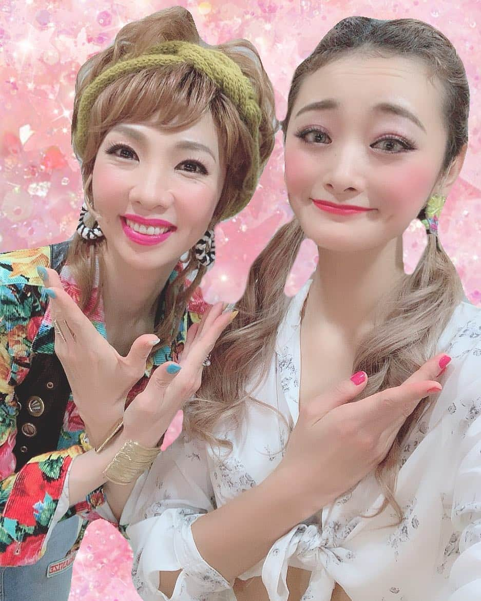 内田美麗（麗奈ゆう）さんのインスタグラム写真 - (内田美麗（麗奈ゆう）Instagram)「広島公演終わりました〜🥺 おポーレットさんこと宝塚のスーパーゴールデン上級生の樹里咲穂さんとお写真撮って頂きました🥺💖🥺💖🥺 嬉しい〜っっ💖💖💖💖 嬉しすぎて下がり眉毛とでごじわが笑🥺🥺🥺👵👵👵🥺🥺🥺 大海原のような大きな広いお心でみんなを包んで下さる樹里さんっ🥺💖🥺 とっっても大好きですっ🥺💖💖💖💖💖🍑🍑🍑🍑💓💓💓💓👛👛🎀💞💞💞💗💗💗💗 🥺 #キューティブロンド#ミュージカル#legallyblonde #musical#stage#dance#song#広島#宝塚#樹里咲穂 さん#ポーレット#マーゴ#みれたん」3月21日 19時16分 - miretan29