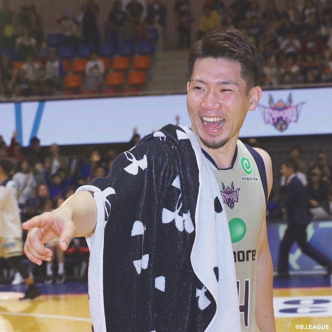 B.LEAGUEさんのインスタグラム写真 - (B.LEAGUEInstagram)「. ⏩スワイプしてかっこいいプレーをチェック！⛹️‍♂️🔥﻿ ﻿ ﻿ \\ かわいい笑顔とのギャップにきゅん 💛🧡//﻿ ﻿ ﻿ #岸本隆一 ﻿ #琉球ゴールデンキングス #👑🌺﻿ ﻿ #スワイプしてね ﻿ #笑顔 #ファンサ #ファンサービス #素敵 #かっこいい #カッコいい #かわいい #可愛い #ギャップ #ギャップ萌え #きゅん #胸キュン #オフショット #にこにこ #笑顔が可愛い ﻿ #cool #kawaii #cute ﻿﻿﻿」3月21日 19時16分 - b.league_official
