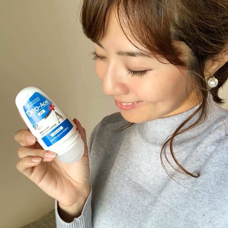 岩崎静羅さんのインスタグラム写真 - (岩崎静羅Instagram)「☺︎ あったかくなってくるこれからの季節に かなり重宝しそうなデオエース^ ^ 日本の医薬部外品などのデオドラントと比べて 効果が全然違って 夜塗るだけで翌日ワキの下がサラサラ！ けどこれなら Tシャツの汗ジミを気にせずおしゃれ出来るー^ ^ ゴルフの時やBBQや花火とか？！ ってか夏の日常にもってこいの予感！！ * #155cm #デオエース @deo_ace #ゴルフ女子 #アクティブ女子  #ポーランド発 #制汗剤 #脇汗 イヤ！ #身だしなみ #大人モテマイスター #商品レビュー #美容系商材お試し隊」3月21日 19時19分 - seeeeiiiiraaaa