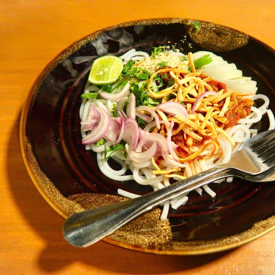 のインスタグラム：「Exquisite! Nan gyi thoke at Shan Kitchen, Yangon😘激ウマ！ビルマ料理のナンジートゥッは本当に美味しい！👍Buonissimo il Nan gyi thohk della cucina Birmana!!!😊🇲🇲 #ベリッシモ #料理研究家 #francescobellissimo #chef #tvchef #chefrock #birmania #myanmar #ビルマ料理 #yangon #ヤンゴン #shankitchen #gourmet #料理 #food #foodporn #nangyithoke #enjoyfood #vip #luxurylifestyle #cheflife #picoftheday #traditionalfood #ミャンマー #激ウマ #riccanza #cucinabirmana #enjoy」