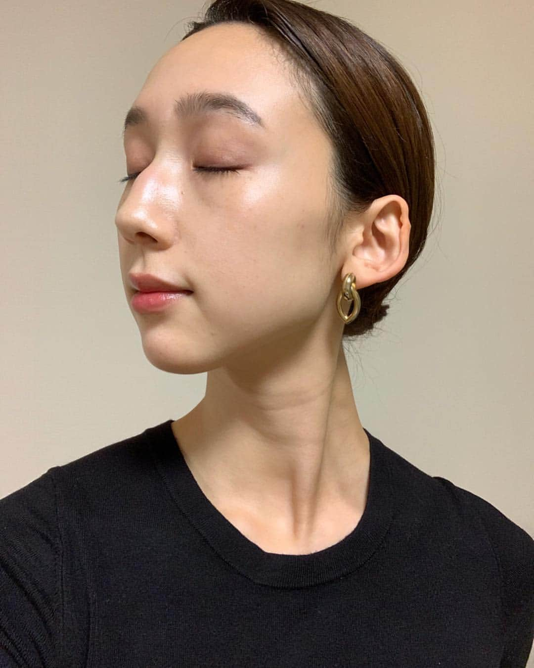 松原汐織さんのインスタグラム写真 - (松原汐織Instagram)「♡ ドアップ失礼します🙏🏻🙏🏻🙏🏻 ・ いつもの如く、おでこがぴっかーん⚡️笑 加工はしていないので、花粉の季節ですし粗はお手柔らかに🤣 ・ 目周りの疲れが気になって、 @visino333 へ💆🏻‍♀️ 小顔矯正なのでフェイスラインもキュッと引き締まるのですが(２枚目がわかりやすいかと📸)、“あるべき場所にパーツが戻る”感じがあって！今回も何故か鼻の奥が動いて、鼻が通りやすくなって感動しました🥰 ・ 看板犬のヴィーちゃん🐶も今回も可愛くて❤️(3枚目📸) 施術直後で私は心身ともにゴッドハンドの藤原さんに癒されまくり力が抜けた顔をしております😂 ・ VISINOは大事な撮影の前にお世話になっていますが、結婚式の前日も今から予約しました❤️ 美容モード加速中です🥳🥳🥳 ・ #しおりの美容道 #小顔矯正 #整体 #小顔 #プレ花嫁」3月21日 19時23分 - shiori_ma_