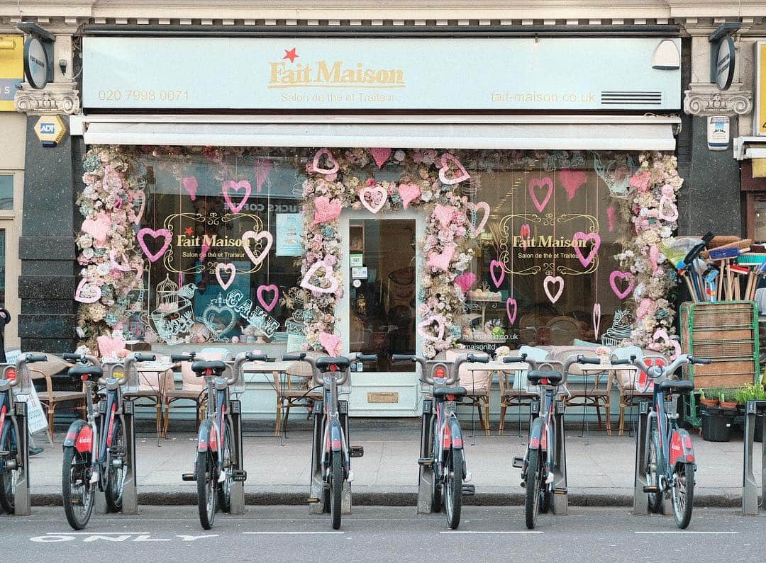 KUNIKAのインスタグラム：「レンタルサイクルがカフェの前に並んでるのも絵になるロンドンでの1枚🚲」