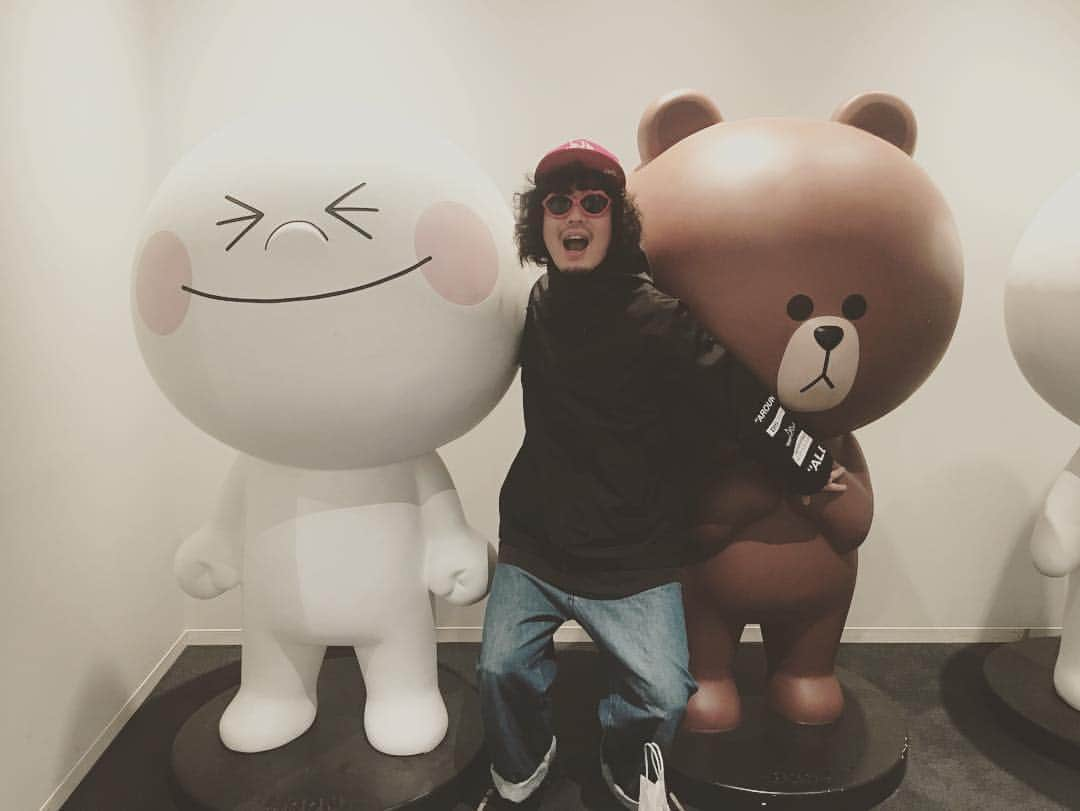 石毛輝さんのインスタグラム写真 - (石毛輝Instagram)「LINE LIVE観てくれた皆さんありがとうございましたー！ LOVE MUSIC FESTIVAL 2019特番という事でフレンズと賑やかに配信してきましたー！ 6/1,6/2と2日間開催されるので是非来てくださいー！  #今日23時59分までラインチケットでラインペイを使って買うと20%還元されるらしいよ」3月21日 19時31分 - akiraishige