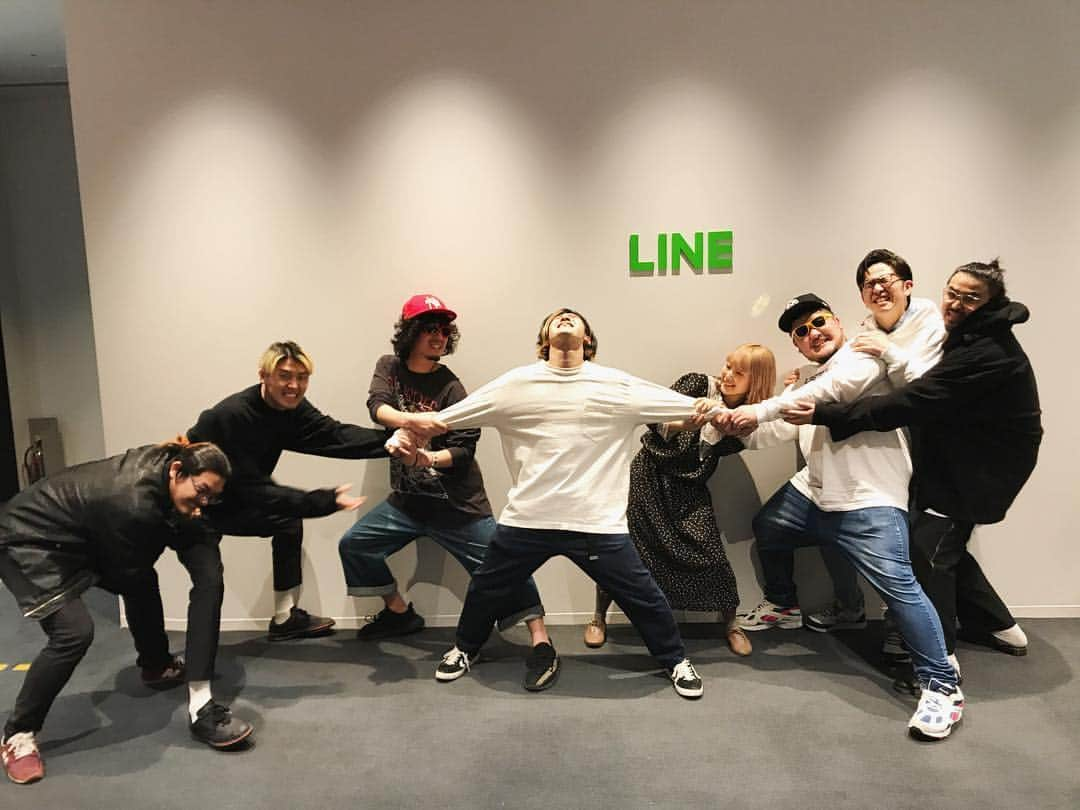 石毛輝さんのインスタグラム写真 - (石毛輝Instagram)「LINE LIVE観てくれた皆さんありがとうございましたー！ LOVE MUSIC FESTIVAL 2019特番という事でフレンズと賑やかに配信してきましたー！ 6/1,6/2と2日間開催されるので是非来てくださいー！  #今日23時59分までラインチケットでラインペイを使って買うと20%還元されるらしいよ」3月21日 19時31分 - akiraishige