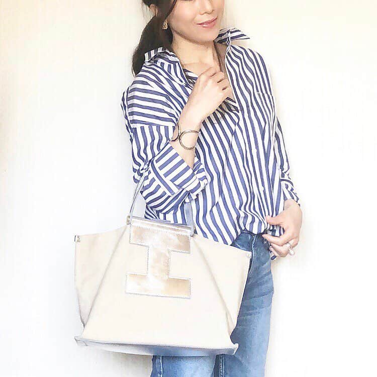 chiyo1173さんのインスタグラム写真 - (chiyo1173Instagram)「#outfitoftheday  桜の開花宣言が出ましたね🌸 今日も暖かかったけど、かなりの暴風〜！ とても外でコーデを撮れる状態ではなかったので #置き画コーデ (3枚目に着画も載せています☝︎⇨⇨) ・ ・ 春になるとシャツを着たくなる。 ストライプシャツにはシルバーの小物で♡ ・ ・ shirt：#traditionalweatherwear #トラディショナルウェザーウェア  denim：#upperhights #アッパーハイツ bag：#iacucci #イアクッチ shoes：#pellico #ペリーコ  bangle：#barnyardstorm #バンヤードストーム  ring：#stellarhollywood #ステラハリウッド ・ ・ ・ 綺麗めに持てるキャンバストートが欲しくて、 New inした @iacucci_jp のトートバック。 ホワイトも人気みたいで迷いましたが、 シルバーにしました✨ ・ ・ ・」3月21日 19時27分 - chiyo1173