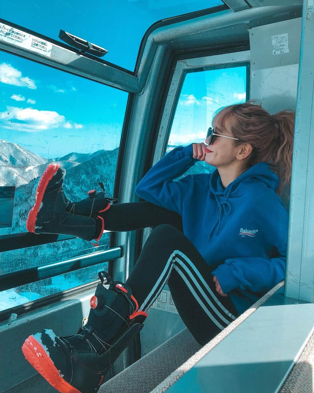 のインスタグラム：「ㅤㅤㅤㅤㅤㅤㅤㅤㅤㅤㅤㅤㅤ SKI LIFT🎿❄️ ㅤㅤㅤㅤㅤㅤㅤㅤㅤㅤㅤㅤㅤ 意外とリフトの中って いい感じに雪山と写真が撮れる📷 寒くないしね！(笑) ㅤㅤㅤㅤㅤㅤㅤㅤㅤㅤㅤㅤㅤ 以上めずらしく冬シリーズの 写真でした(笑) ばいばい冬〜⛄️(笑) ㅤㅤㅤㅤㅤㅤㅤㅤㅤㅤㅤㅤㅤ ㅤㅤㅤㅤㅤㅤㅤㅤㅤㅤㅤㅤㅤ ――――――――――――― ㅤㅤㅤㅤㅤㅤㅤㅤㅤㅤㅤㅤㅤ 🗺 #日本 #japan #新潟 #nigata  ㅤㅤㅤㅤㅤㅤㅤㅤㅤㅤㅤㅤㅤ 📍#苗場スキー場  #naeba ㅤㅤㅤㅤㅤㅤㅤㅤㅤㅤㅤㅤㅤ ―――――――――――――」