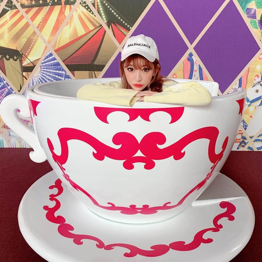 のインスタグラム：「今日は韓国でのんびりっ❤️✨ ・ ゴロゴロして最高に幸せだ(о´∀`о) 毎日こんな生活したいなぁーとか無理か。笑 ・ @bloomin_official の春ニットのレモン発売されたよっ🍋💕 ・ ・ #韓国#korea#満喫中#happy#paradisecitykorea #hotel#2枚目の写真#目玉のおやじ風#fashion#bloomin#makeup #koreafashion」