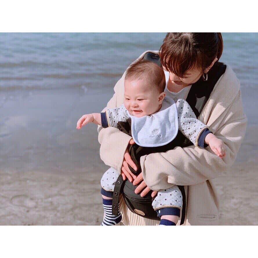 のインスタグラム：「・ ・ 先日パパと息子と3人で葉山デートしてきました♡ ・ 息子くん初めて見る海に足をバタバタさせて大興奮😊💕 ・ 帰りに江ノ島水族館にも行ってきた🐠🐟🐡🐬 ・ 魚より水面のブクブクする泡ばかり見てたけど😅アザラシには興味津々👀 ・ すごく不思議そうに目をキョロキョロさせてました♡ ・ この日は最近購入した @babyandme.inc の抱っこ紐が大活躍❤️ ・ ヒップシートが付いていて安定感があり腰への負担が軽減されるから長時間抱っこしててもいつもより楽だった😊 ・ ・ 息子の笑顔がたくさん見れてとっても幸せな休日でした❤️ ・ #葉山 #海 #水族館 #休日の過ごし方 #ヒップシート #ヒップシートキャリア #family #sea #aquarium #baby #boy #babyandme」