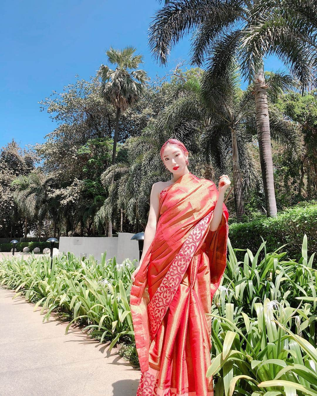 Ruuさんのインスタグラム写真 - (RuuInstagram)「Today is the festival of Colours in India! Went out to get the traditional Saree last night 🌴💕 #india #Mumbai #fabuloussisters」3月21日 19時32分 - ruufabulous