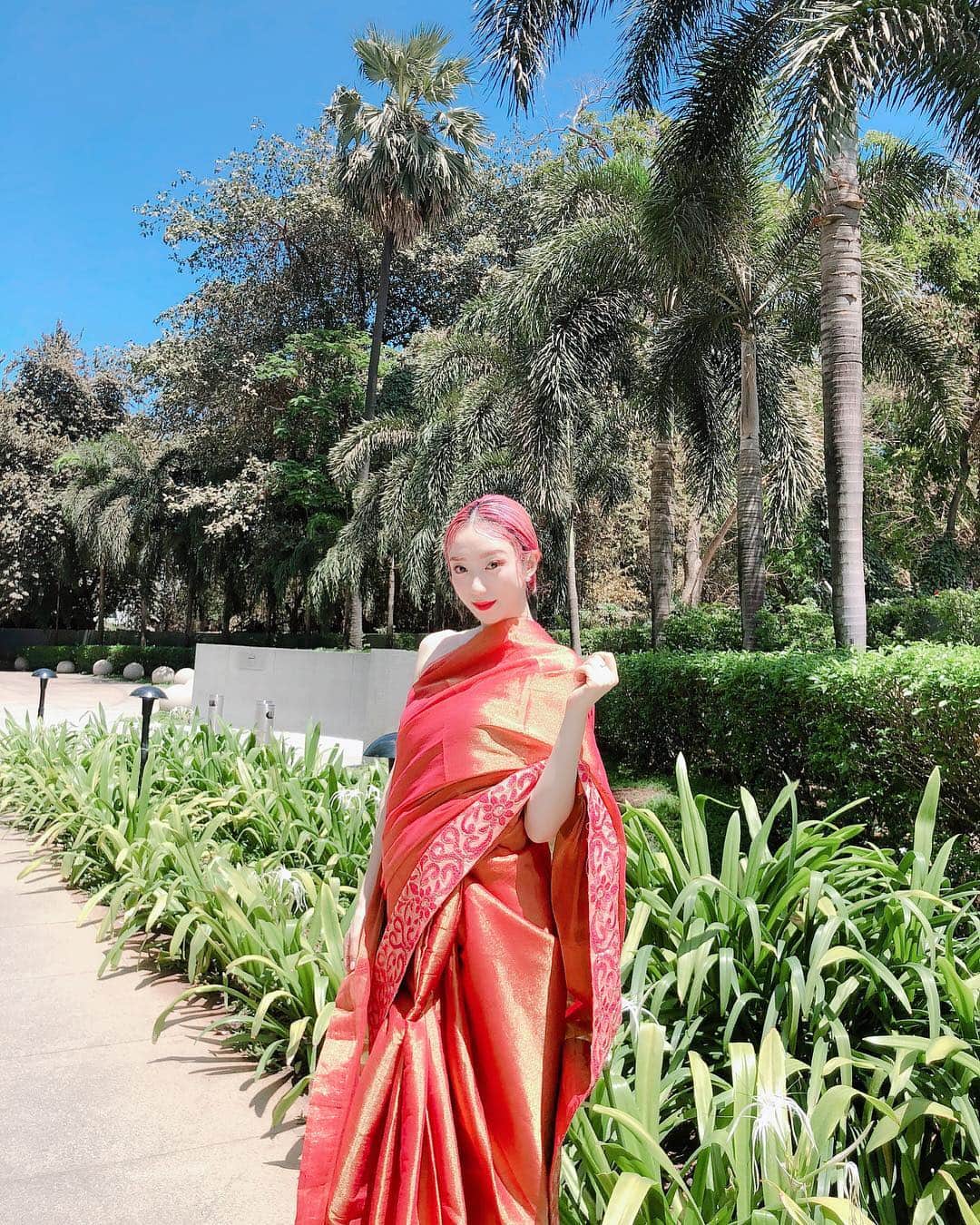 Ruuさんのインスタグラム写真 - (RuuInstagram)「Today is the festival of Colours in India! Went out to get the traditional Saree last night 🌴💕 #india #Mumbai #fabuloussisters」3月21日 19時32分 - ruufabulous